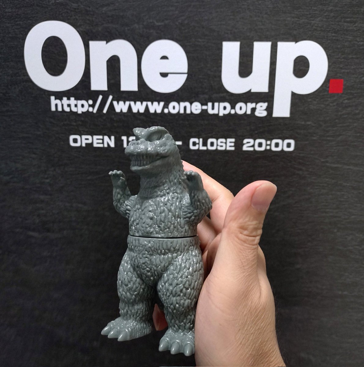 Oneuptoy's tweet photo. 手には収まらないが存在感抜群で、持ち運びには問題無いサイズ
２パーツにこだわったディフォルメで、このゴジラのバランスをベースに他のキャラクターも展開
#ワンフェス
#ゴジラ
#oneuptoy https://t.co/WszSwBePv2