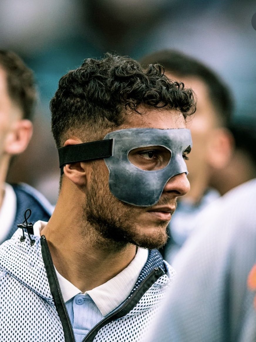 LFCuru_1915's tweet photo. Y otra cosa, Seba Cáceres juega en América de México, se podía haber quedado allá y pasar desapercibido, pero fue el primer jugador de la Selección en llegar a Uruguay y dar la cara, mientras que de los “referentes” no apareció ninguno. 

Decidió afrontar esta situación, eso habla mucho de la personalidad que tiene.