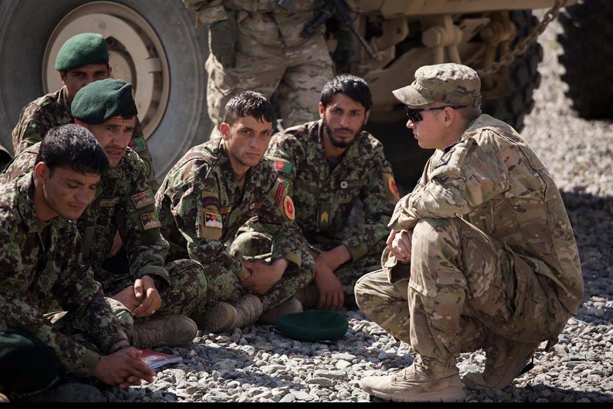 M_Qasim_Azzam's tweet photo. شل کاله دلته امریکایان او د نړۍ ستر بدمعاشان او قاتلان موجود وو. هره دقیقه، هره ورځ او هره شپه وطن تر اشغال او تېري لاندې و. هره ورځ زموږ پر ښارونو او کلیو بمبارۍ کېدې؛ واده، جنازه، جومات، مدرسه او ښوونځي به بمبارېدل، خو همدې سپکو او بې‌وجدانه غلامانو په ذهن کې آن دا خبره هم نه راګرځېده چې وطن اشغال دی.
خو نن چې پاکستان برید کړی، هماغه خلک ماته وايي: هله ورمنډه کړه، هله چې بې‌غیرته یې، هله چې پاکستان وطن ونیوو دا او دا.
نو ته چې نن د غیرت خبرې کوې، حیا هم نه درځي؟ د پنځوسو هېوادونو د اشغال پر مهال دې کله د پاکستان د بریدونو پر وړاندې همداسې غږ پورته کړی و؟ که هغه وخت چوپ وې، نو نن دا پیغورونه او دعوې څه مانا؟
حال داچې مونږ خو د سر په کاسه کې اوبه ورکړې، مونږ خو پاکستان دې حال ته راوستلی چې نور په ځان خولې لګوي، لا به یې نورې چیغي هم واورئ.