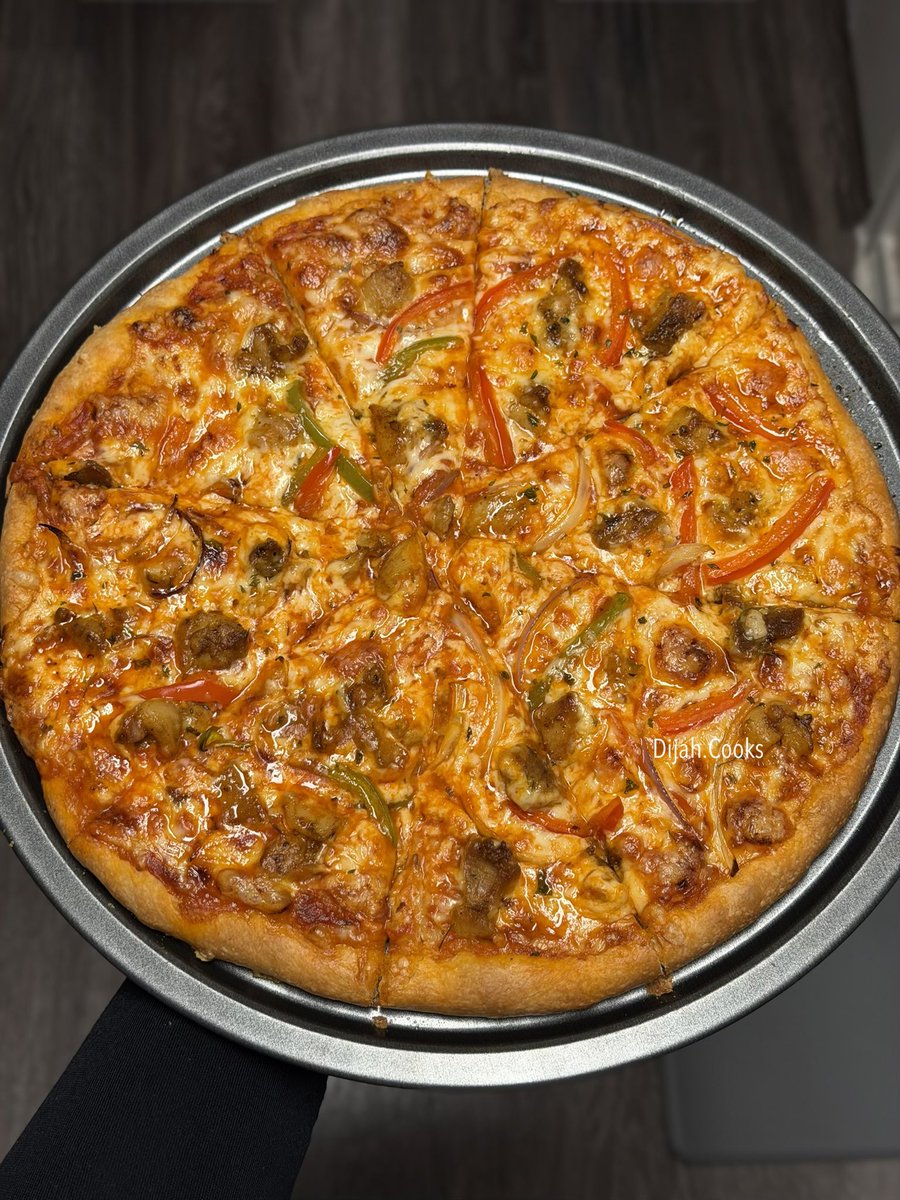 DijahCooks's tweet photo. Chicken and Veggies Pizza 🍕 https://t.co/ahyiObgeHf