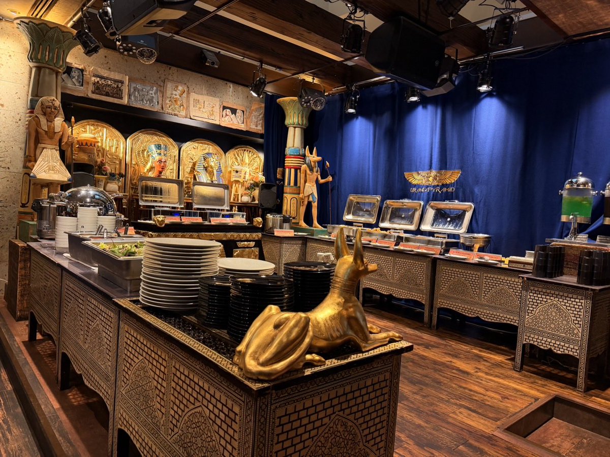 Grand_Pyramid's tweet photo. ✨🇪🇬 飯田橋に、まるでエジプトを旅しているような気分になれるお店があるんです 🍽️

平日ランチは¥2500のビュッフェスタイル✨
20種類以上の本格エジプト料理を楽しむことができます 🥘✨

香ばしいグリル料理やスパイス料理、新鮮なサラダまで、
ひと皿ごとに本場の味を感じられます 🇪🇬🐪

異国感あふれる落ち着いた空間は、
ゆっくりランチしたい日や女子会にもぴったり ☕🌺✨

さらに、ハイビスカスティー🌺レモンミントティー🍋も飲み放題 ✨

この雰囲気と料理の内容で¥2500はかなり魅力的です 😳🔥

#東京ランチ #飯田橋グルメ #エジプト料理 #東京グルメ #ビュッフェ #食べ放題 #穴場グルメ #映えランチ #女子会ランチ #異国気分