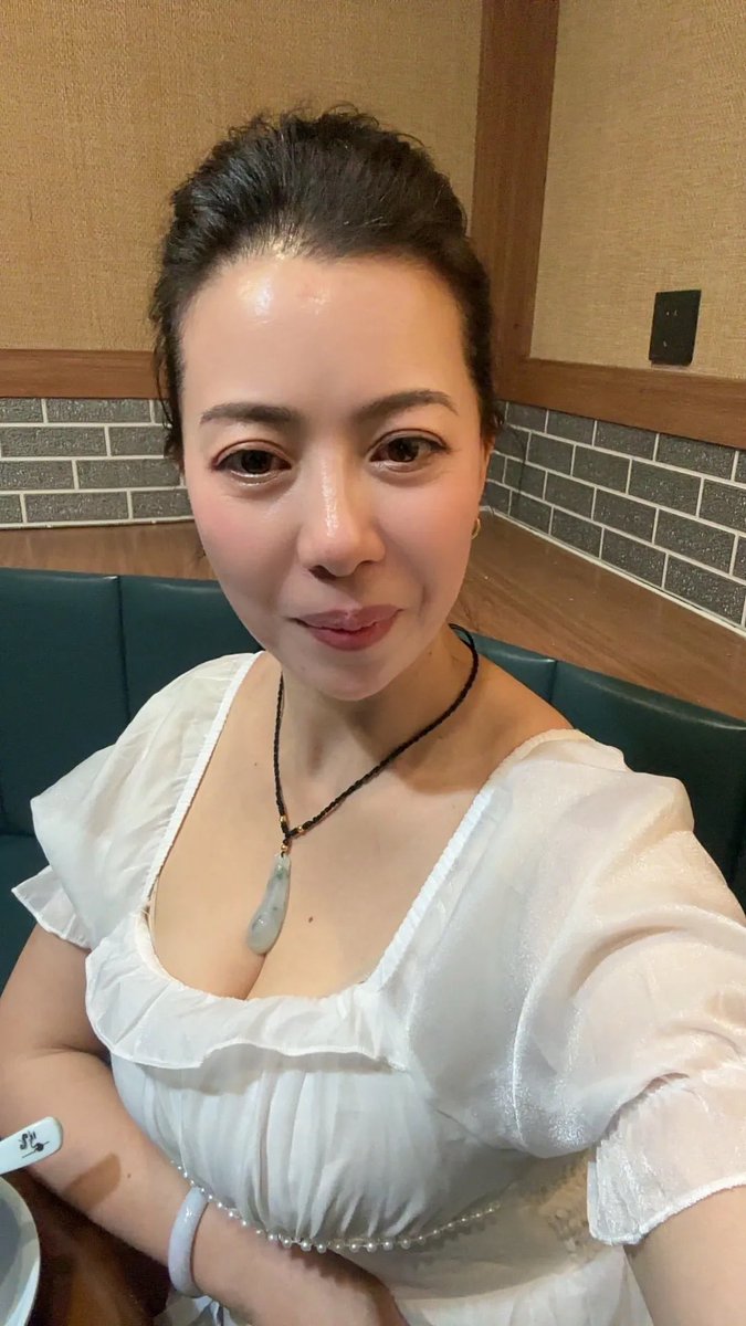 tiehan888's tweet photo. 有一句话叫你有故事我有酒🍷。
我不仅有🍷还有故事。
窗外下着雨，桌上温好了酒，几个小菜，等待一个听故事的人。 https://t.co/JmioIjBFxc