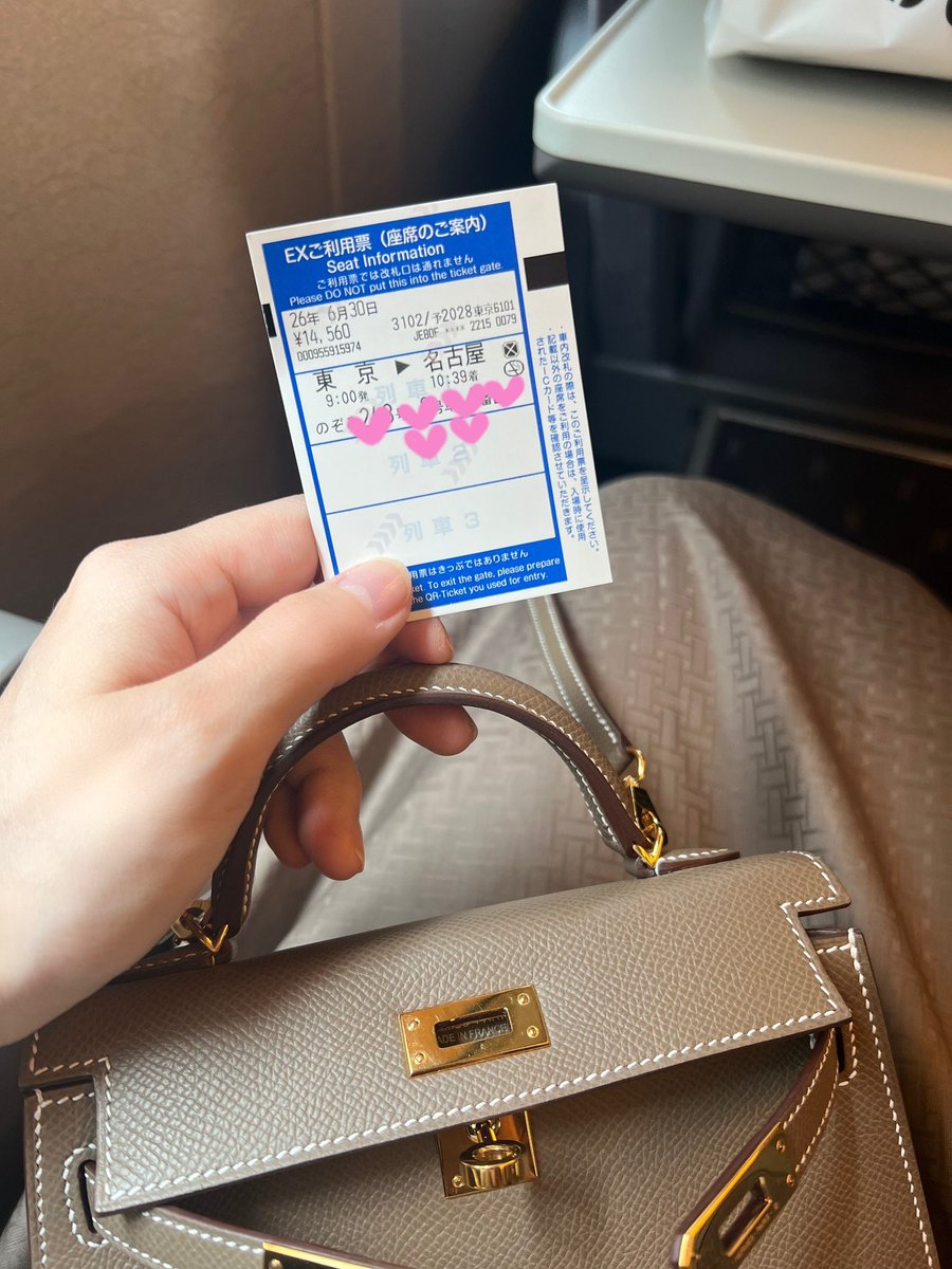 suimi9210's tweet photo. 夫のお買い物で朝から名古屋へ🚅
エトゥープワンピに合わせて久々エトゥープミニケリー✨
トランスフォーマブルのアルハンブラ用にシルバー金具のバッグがもっと欲しくなってきた…
でもラッキーアルハンブラ買った時はゴールド金具がほしいって言ってた…
バッグはジュエリーです🙂‍↕️ https://t.co/ce41YWhMgh