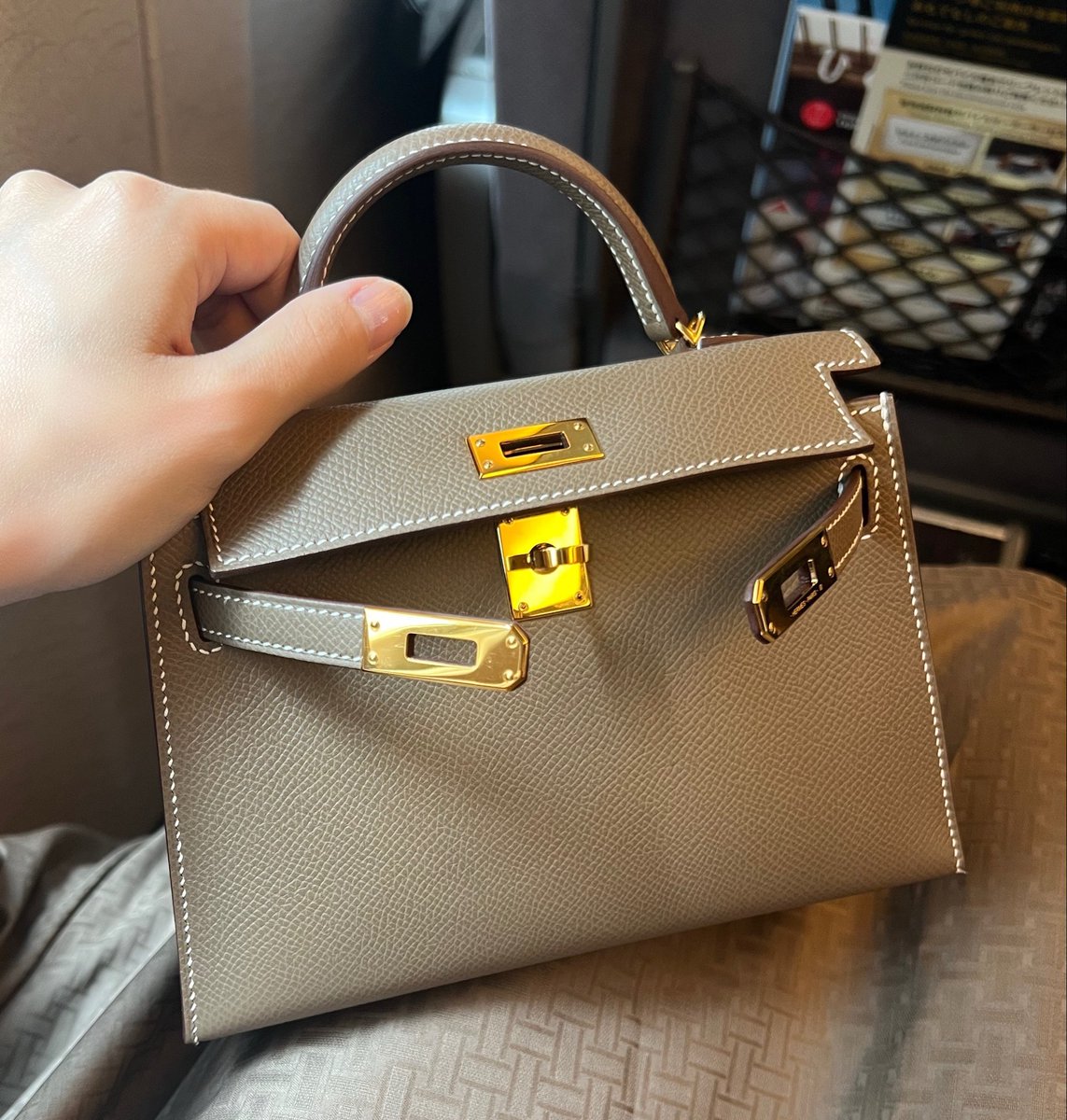 suimi9210's tweet photo. 夫のお買い物で朝から名古屋へ🚅
エトゥープワンピに合わせて久々エトゥープミニケリー✨
トランスフォーマブルのアルハンブラ用にシルバー金具のバッグがもっと欲しくなってきた…
でもラッキーアルハンブラ買った時はゴールド金具がほしいって言ってた…
バッグはジュエリーです🙂‍↕️ https://t.co/ce41YWhMgh