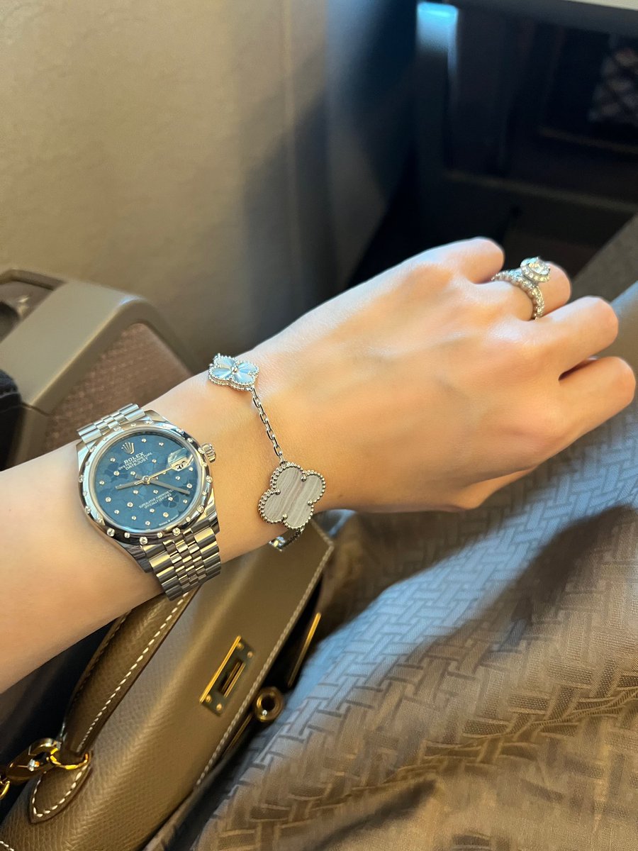 suimi9210's tweet photo. 夫のお買い物で朝から名古屋へ🚅
エトゥープワンピに合わせて久々エトゥープミニケリー✨
トランスフォーマブルのアルハンブラ用にシルバー金具のバッグがもっと欲しくなってきた…
でもラッキーアルハンブラ買った時はゴールド金具がほしいって言ってた…
バッグはジュエリーです🙂‍↕️ https://t.co/ce41YWhMgh