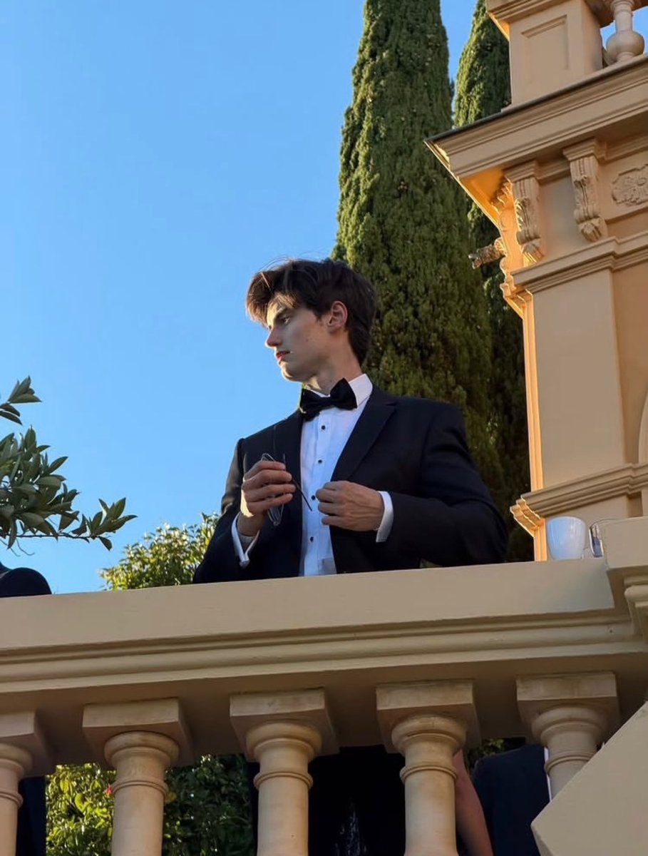 KaiAzer_'s tweet photo. lookin all proper and stuff 

#NewProfilePic https://t.co/q1DpAWWVby