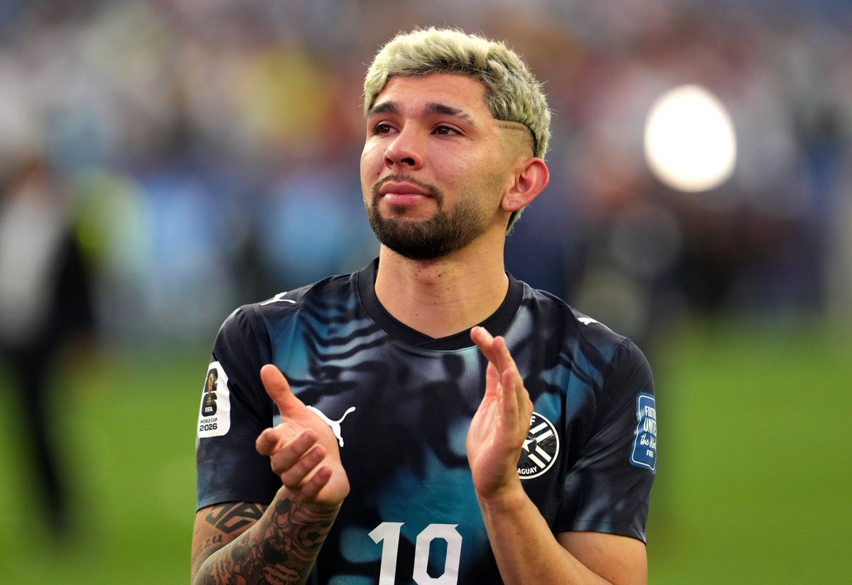 ActuL1_'s tweet photo. 🚨 Julio Enciso 🇵🇾 était en larmes 😢 après la victoire contre l'Allemagne : 

« En ce moment, je ne pense qu'à quand je m'asseyais à côté de mon grand-père sur le canapé... C'est le plus beau jour de ma vie. 🤩

Je ne pense qu'à mon grand-père. Quand nous avons gagné aujourd'hui contre l'Allemagne, c'était un cadeau de Dieu et de mon grand-père. 🙏

Je dédie cela à mon grand-père. Il serait fier de moi... Je lui envoie un baiser jusqu'au paradis. » 🥹❤️

(ZM)