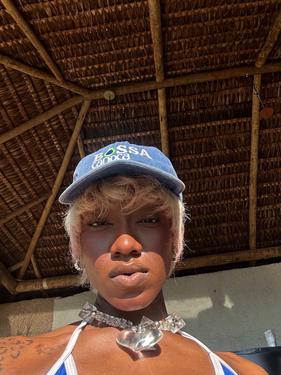 FaellaNegrita's tweet photo. meu nariz batatinha, meus labios negros, minha pele marrom, tudo meu, tudo unico https://t.co/b1p6AhnZEv