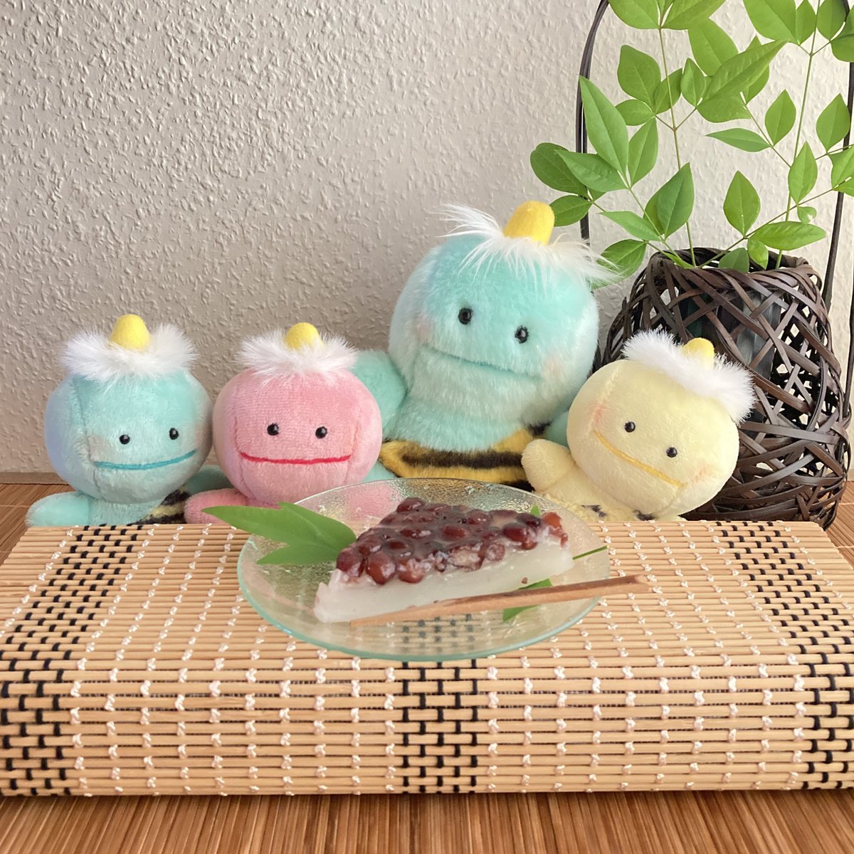 pikapon_pikapon's tweet photo. 6月最終日！
1年の折り返し

今日は夏越の大祓

半年で溜まった厄を
おはらいして
リセットする日なんだって

茅の輪っかを
8の字にくぐって
お参りして
　
水無月もたべて
リフレッシュ！

残り半年も
元気で過ごせますように！

#ピカポン #ぬい活 https://t.co/jAjSXoEqCj