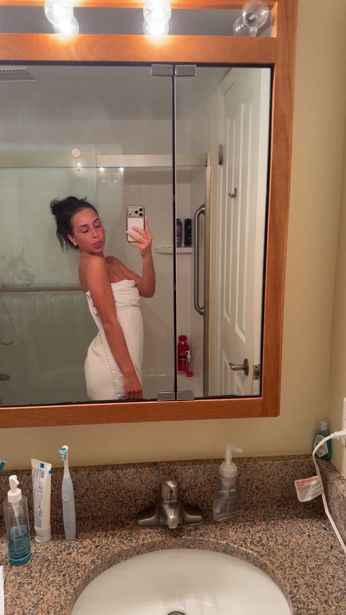 all4emory's tweet photo. teens in towels make you twitch https://t.co/C0kenZzRze