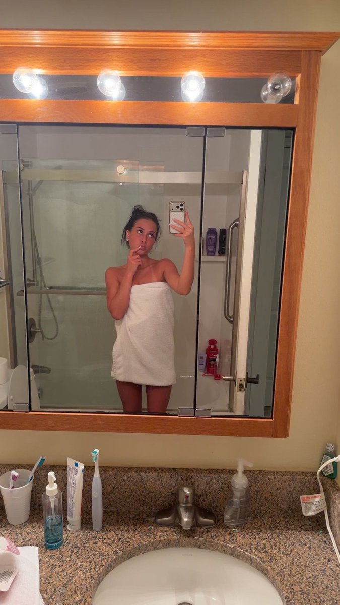 all4emory's tweet photo. teens in towels make you twitch https://t.co/C0kenZzRze