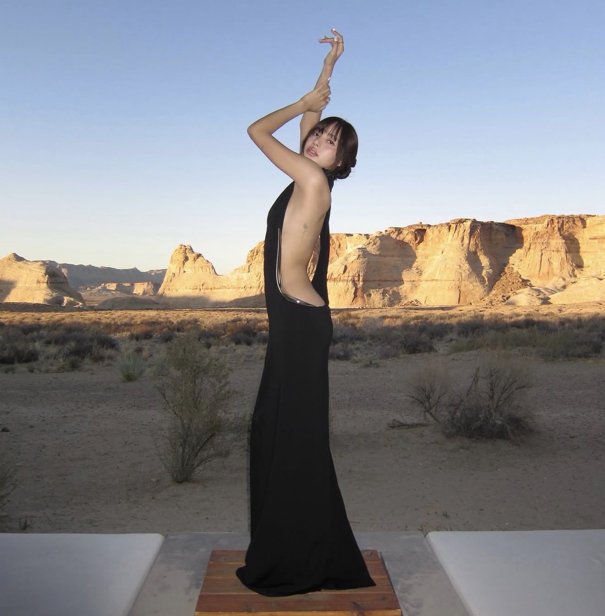 neptuneptunee's tweet photo. #LISA wears REVOLVE Raye Gown in Black on her vacation in Utah➰ https://t.co/cyXhNV4l1e