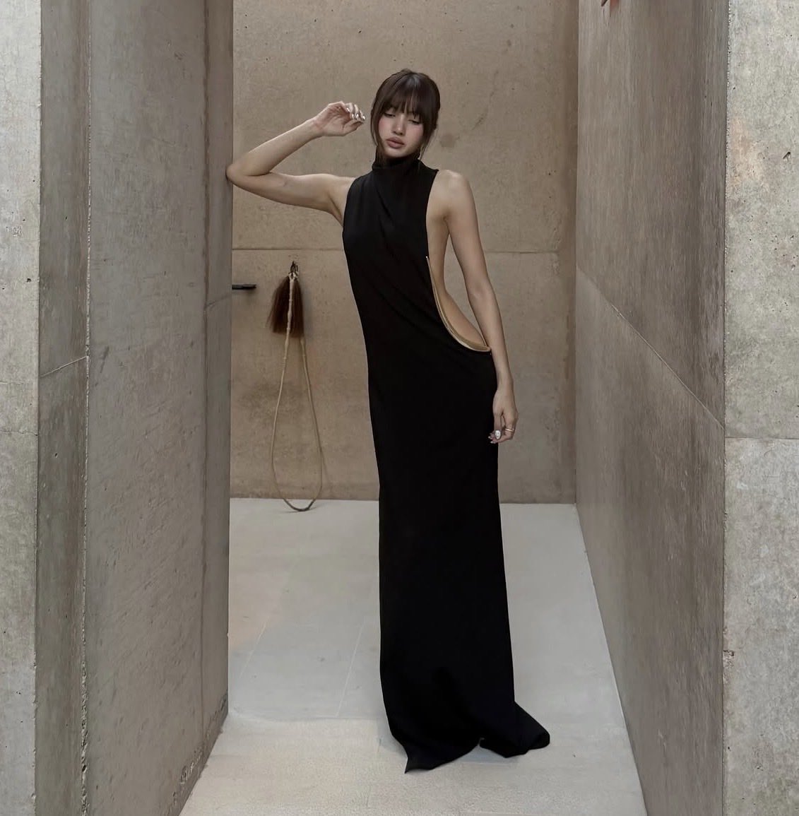neptuneptunee's tweet photo. #LISA wears REVOLVE Raye Gown in Black on her vacation in Utah➰ https://t.co/cyXhNV4l1e