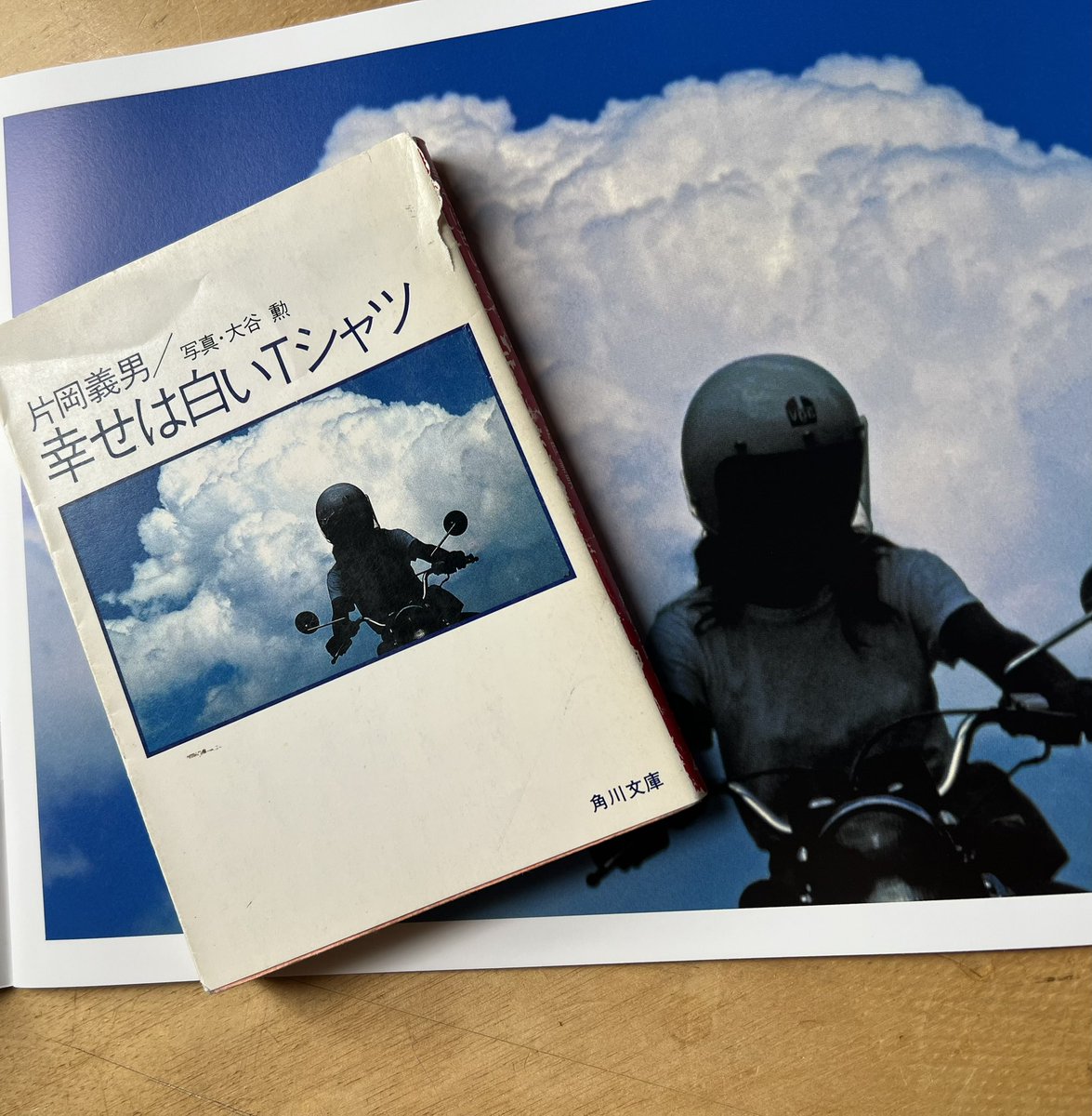 GAONISHIKAWA's tweet photo. 神保町に河西啓介さんを訪ねた時にGETした写真集は、小説のカバーや中ページに掲載されていた懐かしいカットが満載の一冊。仕事場の本棚に、夢中で読んだ小説がちゃんと残ってました。早くやってこい、夏の青空と入道雲！
#河西啓介 #片岡義男 #大谷勲 #三好礼子 #Stateofmind #幸せは白いTシャツ https://t.co/lAfa2rAAng