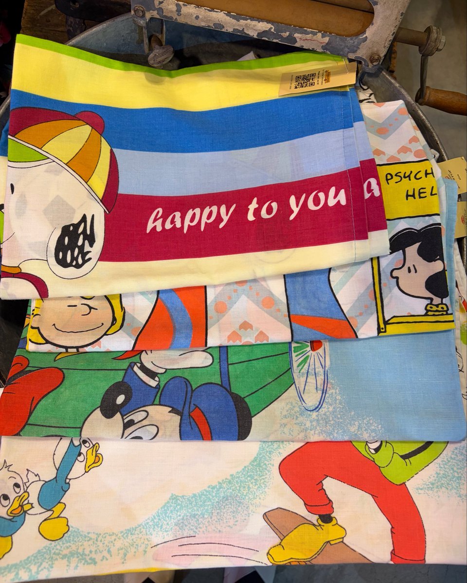 busstopoutlet's tweet photo. 色使いやキャラクターがかわいいビンテージキャラクターシーツが入荷しました♡

思い切って裁断してリメイクされる方や、コレクションとして飾って楽しまれているお客様もいらっしゃいます☺️

⭐️本日は12時開店です⭐️

本日も皆様のご来店を心よりお待ちしております♪

#BUSSTOP #バスストップ https://t.co/7cKGRivwir