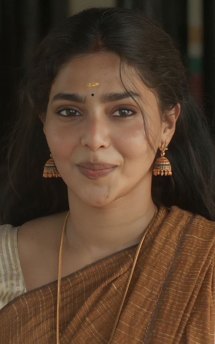 prem70rocks's tweet photo. STORY
WIFE SWATHI
PART-12

சிவராஜ் அவளை தூக்கி கொண்டு நடந்தான். ஒரு கையை அவளின் தொடையிலும், மறு கையை அவளின் முதுகிலும் வைத்து எளிதாக அவளை தூக்கி கொண்டு நடந்தான். சுவாதி சிவராஜ்ஜின் காம வலைக்குள் விழுந்து கிடந்தாள். அவளுக்கு தெரியும் அவள் அவனிடம் இனி மறுத்து ஒன்றும் ஆக போவதில்லை. ராம்மின் அறை அருகே மெதுவாக சென்றான். சுவாதி அவனிடம் மெதுவாக கிசுகிசுத்தாள்.

சுவாதி: சார். கீழ இறக்கி விடுங்கோ..நான் நடந்து வாரேன்.
சிவராஜ் அவளை கீழேயிறக்கி விட்டு மெதுவாக ராம் அறை கதவை திறந்தான். ராம் நன்றாக தூங்கி கொண்டிருந்தான். இருவரும் அவர்கள் அறைக்கு சென்றனர். சரியாக அவர்கள் உள்நுழையும் போது, ஸ்ரேயா எழுந்து உட்கார போனாள். சுவாதி உடனே தன் சேலையால் உடலை சுற்றி மறைத்துவிட்டு அவள் அருகில் சென்றாள்.
சுவாதி; என்னாச்சு லட்டு.(சுவாதி செல்லமாக அவளை அப்படி கூப்பிடுவாள்)
ஸ்ரேயா: அம்மா மூச்சு விடமுடியலை. இருமலா வருது.
சுவாதி: இரு என்னான்னு பாக்கிரேன்.
ஸ்ரேயா அரை தூக்கத்திலிருந்ததால் சுவாதியின் உடையை கவனிக்கவில்லை. சுவாதி, கப்போர்டை திறந்து வேறு ஒரு புடவை, ஜாக்கெட், பாவாடை எடுத்து அணிந்து கொண்டு லைட்டை ஆன் செய்தாள். மருந்து எடுத்து அவளுக்கு கொடுத்தாள். சுவாதி, சிவராஜ் பற்றி முற்றிலும் மறந்து ஸ்ரேயாவை கவனிக்க ஆரம்பித்தாள். சிவராஜ் செய்வதறியாமல் அவளை பார்த்து கொண்டிருந்தான். சுவாதி, ஸ்ரேயாவை மடியில் படுக்கவைத்து தூங்க வைத்தாள். சிவராஜ் அவர்களுக்கு எதிரில் அமர்ந்து தாய்யையும், மகளையும் பார்த்தபடி இருந்தான்.
சிவராஜ்: தூங்கிட்டாளா?சிவராஜ் குரலால் ஸ்ரேயா லேசாக சினுங்கினாள். சுவாதி இல்லை என தலையசைத்தாள்.
சிவராஜ்: மருந்து குடிச்சா, இன்னுமா தூங்கலை
இந்த முறை கொஞ்சம் அதிகமாக சினுங்கினாள். சுவாதி, அவளை தட்டி கொடுத்த படியே ’ஸ்ஸ்ஸ்ஸ்’, விரலை வாயில் வைத்து அமைதியாக இருக்க சொன்னாள். சுவாதிக்கு அவன் ஏன் இவ்வளவு அவசரபடுகிறான் என புரிந்தது.
கோபத்தில் சிவராஜ் எழுந்து வெளியே சென்று விட்டான். சிறிது நேரத்தில் ஸ்ரேயா தூங்கிவிட்டாள். 10 நிமிடம் கழித்து அவளை தலையனையில் படுக்க வைத்து விட்டு விளக்கை அணைத்துவிட்டு பால்கனிக்கு சென்றாள். சிவராஜ் ஹாலில் உட்கார்ந்து குடித்து கொண்டிருந்தான். சுவாதி பால்கனிக்கு செல்வதை பார்த்து அவனும் அவளை பின் தொடர்ந்தான். சுவாதி பால்கனியில் நின்று கொண்டிருந்தாள். மஞ்சள் நிற புடவையும், அதே நிற ஜாக்கெட்டும் அணிந்திருந்தாள். நிலவொளியில் அவளின் இடது புற இடை வளைவுகளும், சேலை மறைக்காத முலையின் வளைவுகளும் அவனுக்கு மேலும் போதையூட்டின. அவளின் பின் சென்று அவளின் இடது இடையில் கைவைத்து அவளின் வயிற்றை மெதுவாக வருடினான்.

சிவராஜ்: ம்ம்ம்ம்..அங்க என்ன பாக்குறா
சுவாதி: ஒன்னுமில்ல
சிவராஜ்: ஸ்ரேயா தூங்கிட்டாளா?
சுவாதி: ம்ம்ம்
சிவராஜ்: ராமை லவ் பண்றீயா?
சுவாதி: ம்ம்ம்
சிவராஜ்: இன்னுமா?
சுவாதி: என்ன நடந்தாலும், அவரை லவ் பண்ணுவேன். நீங்க ஏன் கேக்குறீங்க
சிவராஜ்: சும்மா தான்

சிவராஜ்ஜின் விரல்கள் அவளின் தொப்புளை சுற்றி வருடியபடி இருக்க அவன் தன் முகத்தை அவளின் கழுத்தில் புதைத்தான். அவனின் விரைத்த சுன்னி அவளின் பின் இடுப்பில் உரசியது. சுவாதி கண்களை மூடி கொண்டாள்.
சுவாதி: ஹாஹாஹா சார் யா…யாராவது ம்ம்ம்ம்ம் பாத்திட போறாங்க… ஹாஹாஹா
சிவராஜ்: அப்ப வா உள்ள போலாம்.அவனிடமிருந்து வந்த ஆல்கஹால் வாசனை சுவாதியை ஏதோ செய்தது. பொதுவாக அவளுக்கு குடிக்கின்ற ஆண்களை பிடிக்காது.

ஆனால் இன்று ஏனோ வித்தியசமாக உணர்ந்தாள். சிவராஜ் அவளை தன் பக்கம் திருப்பி, அவளின் இதழ்களை கவ்வி சுவைத்தான். திறந்த பால்கனியில் இருவரும் இதழ்களை சுவைத்த கொண்டிருந்தனர். அவளின் உதடை விட்டு கீழிறங்கி கழுத்தை முத்தமிட்டு நக்கினான். சுவாதி முனங்கினாள். முனங்கல்களை கட்டுபடுத்த அவளின் கீழ் உதட்டை கடித்தாள். ஆனால் அவனின் முத்தங்களும், வருடல்களும் அதையும் மீறி அவளை முனங்க செய்தது.சுவாதி: ம்ம்ம்ம்ம்….ப்ளிஸ்..உள்ள போலாம்..ஹஹாஹாஹா
சிவராஜ் நேரத்தை வீணாக்காமல், அவளை தூக்கி கொண்டு அவன் அறைக்கு சென்றான். பாத்ரூமிற்குள் சென்று அவளை இறக்கி விட்டு கதவை தாழிட்டான். சவரை ஆன் செய்தான். இருவரும் அதில் நனைந்தனர். சிவராஜ் அவளை இறுக்கி அணைத்து இதழ்களை முத்தமிட்டு சப்பினான். அவன் அவளின் ஈர இடையை வருடினான். அவள் தன் கைகளால் அவனது கழுத்தை அணைத்தாள். நொடி இடைவெளியின்றி முத்தங்களை பறிமாறி கொண்டிருந்தனர். சிவராஜ் அவளின் முந்தானையை நீக்கி அவளின் முலைகளை ஈர ஜாக்கெட்டின் மேல் கசக்கினான்.

சுவாதி: ஹாஹாஹாஹாஹாஹாஹா
தண்ணீர் அவர்களின் மேல் வடிந்தபடி இருந்தது. அவளை இடுப்பை இழுத்து பிடித்து, அவளின் முலைசதைகளில் முத்தமிட்டான். அவளின் இடுப்பை தன்னுடன் இழுத்து அணைத்தான். அவளின் ஈர புடவை இடைசலாக இருந்தது. கை அவளின் பின் கொண்டு சென்று அவளின் குண்டி புளவை வருடினான். சுவாதிக்கு சூடேறியது. அவள் தன் காலை சிவராஜ் காலுடன் பிண்ணி பினைத்தாள். சிவராஜ் அவளின் முலைசதைகளில் வழியும் நீரை நக்கி சுவைத்தபடியிருந்தான். கையை இடையிலிருந்து மேலேற்றி அவளின் மென் முலைகளை கவ்வி பிசைந்தான். சிறிது நேரம் கழித்து அவளின் ஜாக்கெட் கொக்கிகளை அவிழ்த்தான். நீர் வடியும் வெள்ளை முலைகளையும், ப்ரெவுன் நிற காம்பு வளையத்தையும் அதன் நடுவே தொங்கும் தாலியையும் பார்த்த அவனுக்கு சூடேற்றின. அதை அழுத்தி வருடியபடி சுவாதியை பார்த்தான். சுவாதி, அவளின் நிர்வாண முலைகளை சிவராஜ் வருடுவதை எண்ணி வெட்கப்பட்டாள்.சிவராஜ் விரல்களால் மெதுவாக அவளின் முலைகாம்பை வருடினான். ஒவ்வொரு வருடலுக்கும் சுவாதியிடமிருந்து முனங்கல் சத்தம் வெளிவந்தது. சிவராஜ் தனது டி சர்டை கழட்டி விட்டு அவளை மார்போடு இறுக்கி அணைத்தான். அவனின் முடிகள் அடர்ந்த மார்பில் அவளின் முலைகள் பட்டு பிதுங்கின. அவன் அவளின் கழுத்தை முத்தமிட்டான். பின் மேலேறி அவளின் காதை முத்தமிட்டான். சிமிக்கி தொங்கும் அவளின் காது மடல்களை சப்பி சுவைத்தான். பின் மீண்டும் கீழிறங்கி அவளின் முலைகளை சுவைத்தான். அவள் முலைகளின் மென்மையும், அழகும், அவனை வெறியேற்றின. அவன் தன் கஞ்சியை பேன்டிலேயே விட்டுவிடுவதை போல் உணர்ந்தான். உடனே அவன் தன் பேன்டை கழட்டினான். முலைகளை மாறி மாறி சுவைத்த வண்ணம் இருந்தான். ஈர முலைகளின் அழகு அவனை கவர்ந்திழுத்தது. அவனின் பேன்டை முழுதும் நீக்கி அவனின் நிர்வாண சுன்னியை சுவாதிக்கு காட்டினான். அவள் ஏற்கனவே அவனின் காம வலையில் விழுந்து சூடேறி இருந்தாள். அவளின் பாவாடை நாடாவை கழட்டினான். அவள் பேன்டீஸ் எதுவும் ஆணியவில்லை.சிவராஜ்ஜுன் சுன்னி புகலிடம் தேடி அவளின் இடுப்பை உரசியபடி இருந்தது. இருவரும் முழு நிர்வாணமாக சவரில் நனைந்தபடி இருந்தனர். அவன் குனிந்து அவளின் இடையை வருடியபடி முலைகளை சுவைத்தான். அவனின் சுன்னி இப்போது அவளின் தொடையில் உரசியது. அவன் மெதுவாக அவளின் பிட்டத்தை வருடியபடி அதன் பிளவுகளுக்குள் விரல்விட்டு வருடினான். பின் வேகமாக அழுத்தி வருடினான். சுவாதி முனங்கினாள்.
இருவரும் அப்படியே தரையில் உக்கார்ந்தனர். மீண்டும் இருவரும் உதடுகளை கவ்வி சுவைத்தனர். குனிந்து அவளின் முடிகள் அடர்ந்த புண்டையை வெளிச்சத்தில் முதன்முதலாக பார்த்தான். இளஞ்சிவப்பு நிறத்தில் ஈரம்(தண்ணீரும், அவளின் ரசமும்) வடிந்த அவளின் புண்டை குழி அவனை ஈர்த்தது. அவளின் புண்டைவாயிலில் நாவால் கோலமிட்டான். அவளிடமிருந்து மூத்திர வாடை அடித்தது. அந்த வாடை அவனுக்கு பிடித்திருந்தது. அவன் தன் நாக்கை அவளின் புண்டை குழிக்குள் நுழைத்தான். உடனே சுவாதி தன் கையால் அவனது தலையை அவளின் புண்டையோடு சேர்த்து அழுத்தினாள். மேலும் அவள் தன் கால்களை அகல விரித்து அவள் புண்டையை அவனுக்கு காட்டினாள். இதனால் அவனால் இன்னும் ஆழமாக நாவால் வருட முடிந்தது. முரட்டுதனமாக வருடினான். அவ்வப்போது லேசாக அவளின் புண்டைசதைகளை கடித்தான். சுவாதியால் கட்டுபடுத்தமுடியாமல் முனங்கினாள். முனங்கல் சத்தத்தை கட்டு படுத்த ஒரு கையை அவளின் வாயில் வைத்து கடித்தாள். இருந்தும் அவ்வப்போது முனங்கல்கள் வெளிபட்டன. திடிரென கதவு தட்டும் சத்தம் கேட்டது. இருவரும் அதிர்ந்து போயின
மீண்டும் கதவு தட்டபட்டது. இருவரும் ஒருவரையொருவர் பார்த்தனர். ஸ்ரேயா: அம்மா..நீ உள்ளயா இருக்க?

சுவாதி அதிர்ச்சியடைந்தாள், அவளின் முனங்கல் சத்தம் அவளை எழுப்பியிருக்குமோ என நினைத்தாள். நிலைமையை சாமாளிக்க பேசினாள்

சுவாதி: ஆமாம்..லட்டு நீ போய் தூங்கு..அம்மா அஞ்சு நிமிசத்துல வந்திடுவேன். ஸ்ரேயா: ம்ம்.. சரி.
ஸ்ரேயா மீண்டும் படுக்க சென்றாள். சிவராஜ் மீண்டும் தன் வேளையை தொடர்ந்தான், அவளது புண்டையை நக்கினான். சுவாதி, அவனை நிறுத்த சொல்லி கெஞ்சினாள். அவள் அவனிடம் கெஞ்சும் போதே அவன் தனது தடித்த சுன்னியை அவளின் புண்டைக்குள் செலுத்தினான். அவள் புண்டை ஏற்கனவே ஊற ஆரம்பித்ததால் அவனால் முன்பை விட எளிதாக சுன்னியை நுழைக்க முடிந்தது. அவள் வலியில் கண்களை மூடி கொண்டு உதடை கடித்தபடி அவனது கழுத்தை நெருக்கி அணைத்தாள். சுவாதி இன்று அவனது சுன்னி நேற்றை விட ச்ற்று தடித்தும், நீளமாகவும் இருப்பதாக உணர்ந்தாள். அவள் அவனுடன் முழுதாக ஒத்துழைப்பதால் அவன் உணர்ச்சி முறுக்கேறியிருக்கலாம் என நினைத்தாள். அவனுக்கு அவளின் மென்மையான புண்டையில் புணர்வது மிகவும் பிடித்திருந்தது. போதையிலிருந்தாலும், முழு வேகத்தில் அவளை ஓத்து கொண்டே அவளை பார்த்தான். அவள் வலியில் எதுவும் கஷ்டபடிகிறாளா என பார்த்தான். பொதுவாக அவன் சாதாரணமாகவே இந்த வேகத்தில் அவன் புணர்வான். அவனுடன் கூடிய விலைமாதுகள் இந்த வேகத்தை தாங்கமுடியாமல் அவனிடம் வேகத்தை குறைக்க சொல்லி குறை கூறுவார்கள். ஆனால் சுவாதி அவனிடம் ஏதும் சொல்லாமல் சமாளிப்பதை பார்த்து ரசித்தான். அவன் தனது வேகத்தை கூட்டினான். சுவாதி உச்சத்தை அடைந்தாள், அவளின் காமரசம் வடிய ஆரம்பித்தது. அதனால் அவனால் சுன்னியை எளிதாக உள்ளேவிட்டு வெளியே எடுக்க முடிந்தது. இருவரும் முனங்கியபடி இயங்கி கொண்டிருந்தனர். ஒரே இரவில் இரண்டாவது முறையாக அவளை புணர்ந்து கொண்டிருக்கிறான் இந்த வயதிலும் தளராத அவனின் ஆண்மையின் வீரியம் சுவாதியை ஆச்சரியபடுத்தியது. இருவரும் இறுக்கி கட்டி கொண்டனர். சவரில் இருந்து வடிந்த நீர் ஒருவர் உடலை விட்டு ஒருவர் உடலுக்கு மாறி வழிந்து கொண்டிருந்தது. சுவாதியின் சிவந்த உதடை கவ்வி சுவைத்தான். சுவாதி தனது கால்களை அவனின் இடுப்பை சுற்றி வளைத்து அவள் கால் பாதங்களால் அவனின் குண்டியை அழுத்தி அவன் வேகமாக இயங்க துணை புரிந்தாள். சுவாதியிடமிருந்து முனங்கல்கள் வெளிபட்டன.

சுவாதி; ஹாஹாங்ஹாங்ஹாங்… ஹாஹாங்ஹாங்ஹாங்… ஹாஹாஹாஹா . சிவராஜ்ஜும் முனங்கினான்,
சிவராஜ்: ம்ம்ம்ம்ம்ம்ம்….ம்ம்ம்ம்…ஸ்ஸ்ஸ்ஸ்வாதி என் மாமி ம்ம்ம்ம்ம்.
அவர்கள் உச்சகட்டத்தில் கலவி கொண்டிருந்தனர். ஸ்ரேயா முழித்திருந்தால், அவளுக்கு அவர்களின் முனங்கல்கள் கேட்டீருக்கும். ஸ்ரேயா சுவாதிக்காக காத்திருப்பாள், அதனால் அவள் வேகமாக முடித்து விட்டு செல்ல விரும்பினாள். அதனால் அவள் தன் இடுப்பை தூக்கி காட்டினாள். சிவராஜ் ஒவ்வொரு முறை மேலிருந்து தன் சுன்னியை அழுத்தும் போது, சுவாதி அவளின் இடுப்பை அவனை நோக்கி தூக்கினாள். இப்போது அவர்களின் முனங்களுக்கிடையே இடை உரசும் சத்தம் கேட்டது. ‘தப் தப் தப் தப்’. வேகமாக இயங்கும் போது தீடிரென அவனின் சுன்னி தடிக்க ஆரம்பித்தது. சுவாதிக்கு அவன் உச்சகட்டம் அடைந்துவிட்டதை உணர்ந்தாள். அவள் ஏற்கனவே இரண்டு முறை உச்சகட்டத்தை அடைந்துவிட்டாள். ஆனால் சிவராஜ்க்கு தன் கஞ்சியை விட மனமில்லாமல் கட்டுபடுத்தினான்இதை உணர்ந்த சுவாதி அவனின் கவனத்தை சிதைக்க அவனின் கழுத்தை அணைத்து அவளின் முலைகளோடு அவனது முகத்தை சேர்த்தாள். சிவராஜ் அவளின் முலைகளை சப்ப தொடங்கியவுடன், அவன் சுன்னி வெண் திரவத்தை கக்கியது. அவன் வேகமாக அழுத்தும் போது உச்சக்கட்டமடைந்ததால் அவனின் விந்து அவளின் புண்டை சுவற்றை தொட்டது. 30 வினாடிகள் தொடர்ந்து அவனின் சுன்னி விந்தை கக்கியதில் அவளின் புண்டை குழி நிறம்பி அவளின் இடுப்பு கீழே தரையில் சிந்தியது. சிவராஜ்ஜின் சுன்னியை வெளியே எடுத்தான், அது சுருங்கி அவளின் ரசத்திலும், அவனது கஞ்சியிலும் நனைந்திருந்தது. 
அவள் வேகமாக எழுந்து தன் தொடை புண்டைகளை கழுவினாள். அவன் அவளுக்கு உதவ வந்தான். அவள் அவனை விலக சொல்லிவிட்டு உடைகளை களைந்துவிட்டு பாத்ரூமிலிருந்த துண்டால் மூடி கொண்டு வெளியேறினாள். சிவராஜ் வெளியே சென்றால் ஸ்ரேயா பார்த்துவிடுவாள் என்பதால் உள்ளேயே இருந்தான். அவள் வேறு ஒரு புடவை அணிந்துவிட்டு ஸ்ரேயாவிடம் சென்றாள். அவளை உறங்க வைத்துவிட்டு சிவராஜ்ஜை வெளியே வர சொன்னாள். ஈர ஜட்டியுடன் வந்த அவன் துடைத்து விட்டு வேறு உடைக்கு மாறினான். சுவாதி, ஸ்ரேயாவை நடுவில் போட்டுபடுக்க வைத்துவிட்டு அவளும் படுத்துறங்கினாள். சிவராஜ் தூங்காமல் வெளியே சென்று சிகரெட் பிடித்தான். அவளை இன்று மட்டும் இரண்டு முறை ஓத்துள்ளான். ஆனால் அவளிடமிருந்து எந்த ஒரு சமிக்கையும் இல்லை. உண்மையாகவே அவள் விரும்புகிறாளா, என குழம்பினான். அவளுடன் தன் கொண்ட உறவுக்கு அவனே தொடக்கமாக இருக்கிறான். அவனுக்கு இப்படியான உறவில் திருப்தியில்லை. அவனுக்கு ஏன் என புரியவில்லை. அவனுக்கு வேண்டியது சுவாதியின் புண்டை, அது கிடைத்தால் போதும் என முன்பு நினைத்தான். அது கிடைத்துவிட்டது, இப்போது அவன் அதில் திருப்தியடையாமல் ,அவளின் மனம் ஒத்த உறவுக்கு ஏங்கினான்.

சிவாதி கிட்சனுக்கு செல்வதை கண்டு அவளை பின் தொடர்ந்து சென்று ஹாலில் உட்கார்ந்தான். அங்கிருந்து சுவாதியை பார்த்தான். அவள் பிரிட்ஜ்ஜை திறந்து தண்ணீர் பாட்டில் எடுத்து தண்ணீர் குடித்தாள். அவளும் அவனை பார்த்தாள். கையை தூக்கி பாட்டில் குடிக்கும் போது அவளது புடவை விலகி அழகிய தொப்புள் வெளியே தெரிந்தது. அவள் வழக்கத்துக்கு மாறாக புடவையை நன்கு கீழறிக்கி கட்டியிருந்தாள். அதை சிவராஜ் அதை ரசித்து பார்ப்பதை கண்டவுடன் அவளது புடவையை சரி செய்துவிட்டு தண்ணீர் பாட்டிலை வைத்து பிரிட்ஜ்ஜை மூடினாள். அவள் திரும்பி ரூம்க்கு செல்லும் போது சிவராஜ் அவளது கையை பிடித்து தடுத்து நிறுத்தினான்.

தொடரும்.....