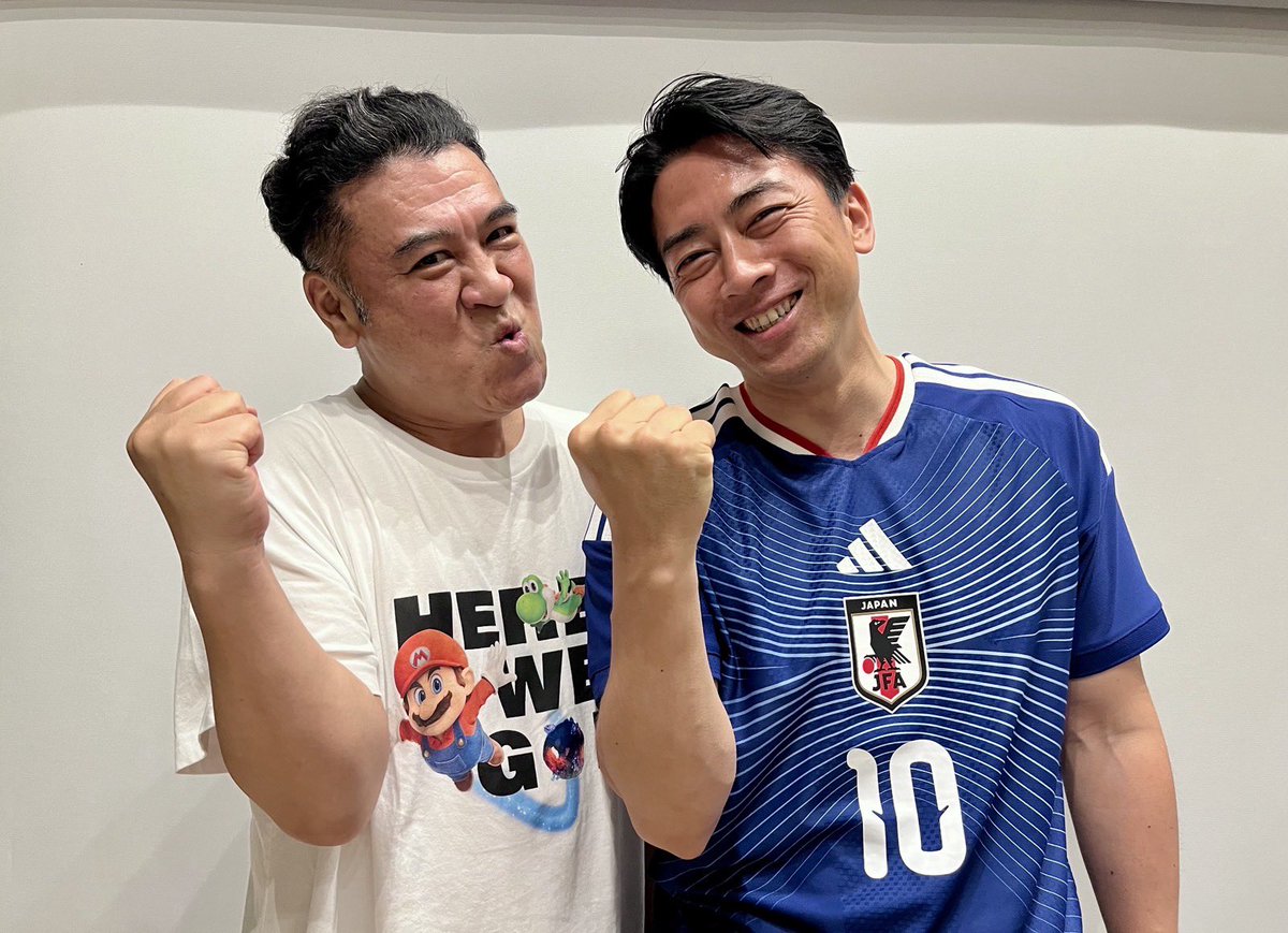 shinjirokoiz's tweet photo. サッカー日本代表の皆さん、本当にお疲れ様でした。先ほどの閣議でも大臣同士でサッカーの話で盛り上がりました。

今日までの間、来日中のオランダの国防大臣と一緒に観戦したのもいい思い出ですし、ご縁があって私が大ファンのザキヤマ（山崎弘也）さんと応援する日もありました。サッカーが繋いでくれるご縁を感じた日々でした。

日本代表の皆さん、胸を張って、笑顔で帰ってきてください。世界の大舞台で日の丸を付けて最後まで諦めないプレーを見せてくれた日本代表を誇りに思います。これからも世界一の夢を応援しています。サッカー日本代表の皆さん、ありがとうございました！