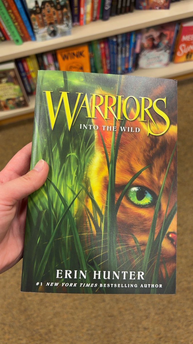 pumpkinzpatch_'s tweet photo. my current read… I have adhd so reading physical books can be tough for me, but I’ve always wanted to read this series lol https://t.co/EoJnCxmJq1