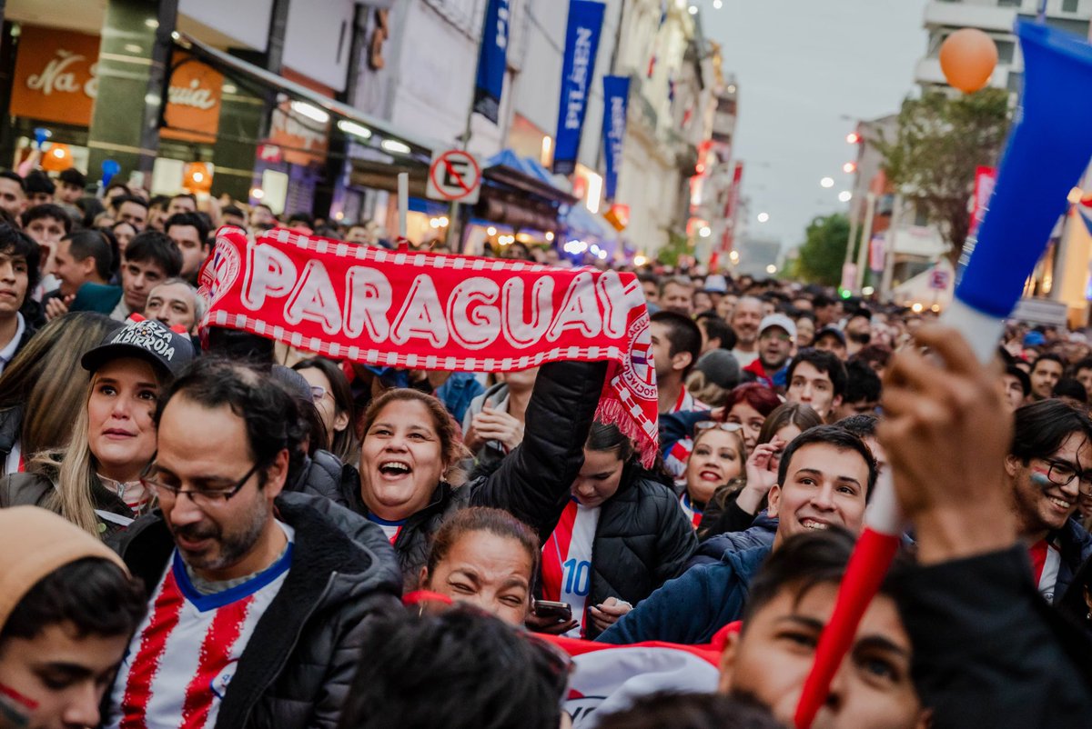 LetiOcamposP's tweet photo. Paraguay es gigante, porque su gente nunca deja de creer. 🇵🇾✨ 

El Centro Histórico vibra con los colores de nuestra Albirroja y con el orgullo de todo un país. ¡Vamos, Paraguay! https://t.co/oIsw5GA01p