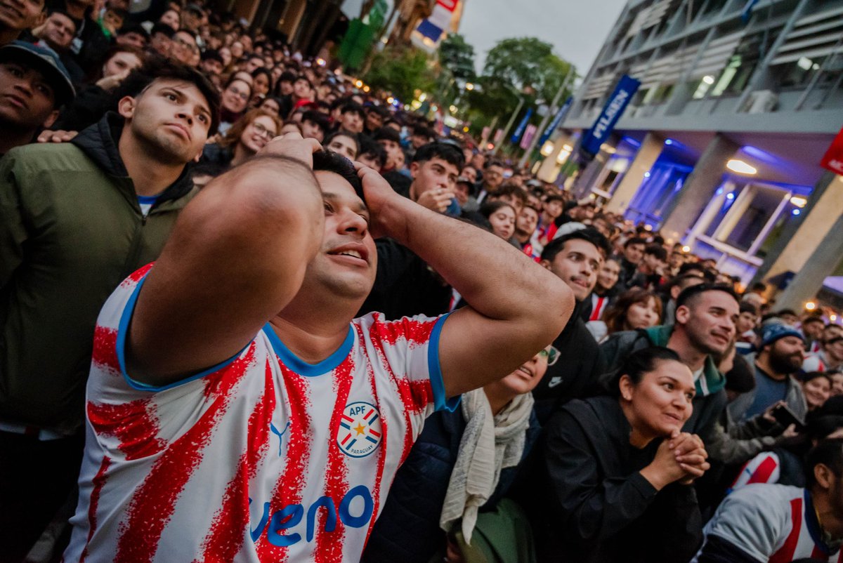 LetiOcamposP's tweet photo. Paraguay es gigante, porque su gente nunca deja de creer. 🇵🇾✨ 

El Centro Histórico vibra con los colores de nuestra Albirroja y con el orgullo de todo un país. ¡Vamos, Paraguay! https://t.co/oIsw5GA01p