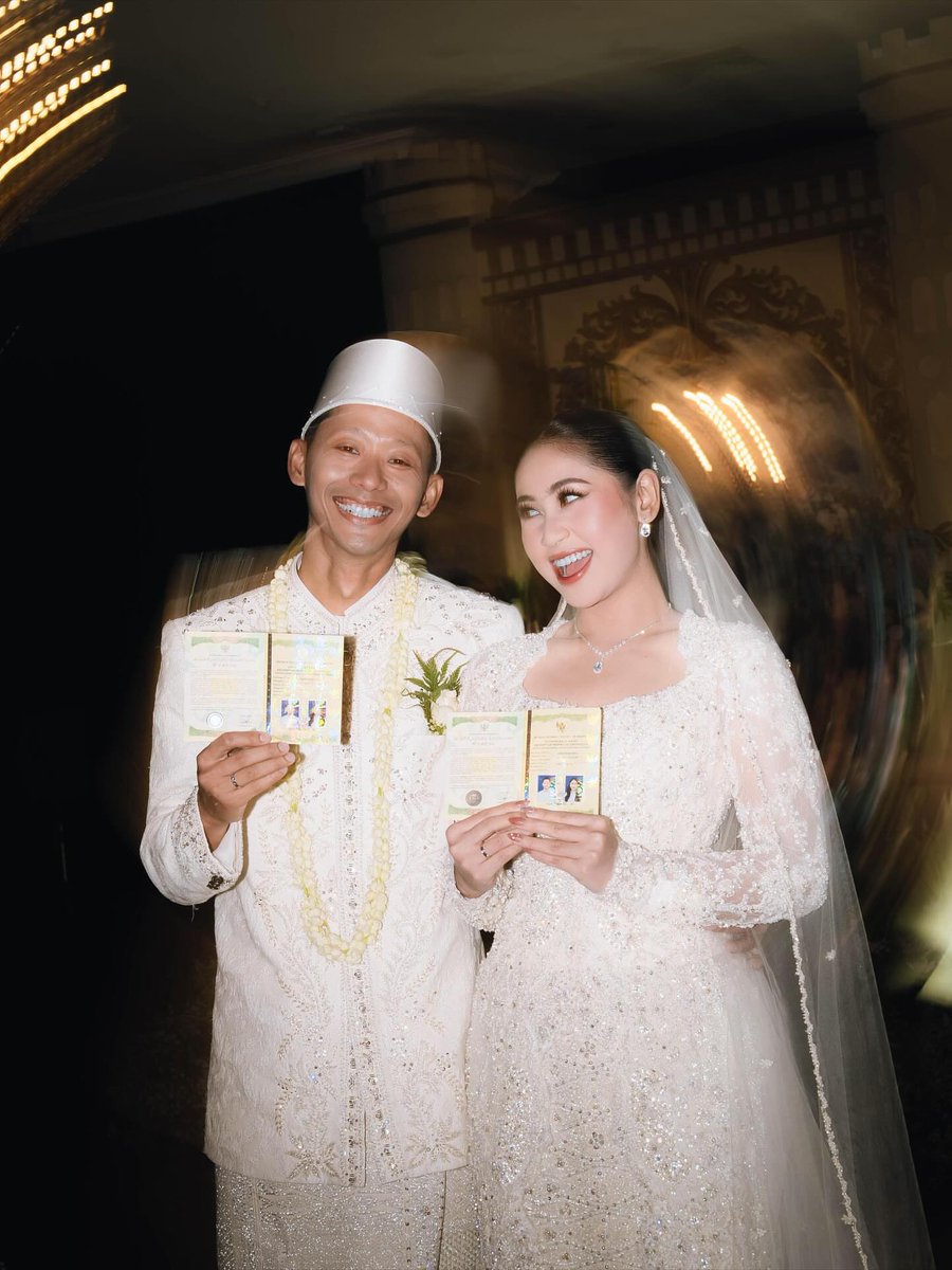 chaaaaww's tweet photo. JUST IN: SIAPA MUFLI BUDI ANANDA? 

Nama Mufli Budi Ananda mendadak menjadi sorotan publik setelah ditunjuk sebagai Komisaris PT Krakatau Posco.

Sebelum menduduki jabatan tersebut, Mufli dikenal sebagai asisten pribadi Raffi Ahmad yang selama bertahun-tahun mendampingi berbagai aktivitas bisnis, usaha, hingga agenda publik sang presenter dan pengusaha.

Berdasarkan data PDDIKTI, Mufli merupakan lulusan Diploma III (D3) Teknik Listrik dari Politeknik Bunda Kandung. Ia kemudian melanjutkan studi S1 Teknik Industri di Institut Sains dan Teknologi Nasional (ISTN), namun tercatat mengundurkan diri pada tahun akademik 2018/2019.

Dalam kehidupan pribadinya, Mufli menikah dengan Adinda Oktaviani Kusumadewi, seorang influencer, pada 15 November 2025. Prosesi akad nikah turut dihadiri Raffi Ahmad yang dipercaya menjadi saksi pernikahan. Acara tersebut juga dihadiri sejumlah artis, influencer, dan tokoh publik lainnya.

Kini, nama Mufli tercantum dalam jajaran Dewan Komisaris PT Krakatau Posco, perusahaan patungan antara PT Krakatau Steel (Persero) Tbk dan POSCO Korea Selatan yang bergerak di industri baja terpadu. Penunjukannya memicu perhatian luas dan menjadi perbincangan di media sosial, terutama terkait rekam jejak dan latar belakang profesionalnya. Hingga saat ini, belum ada penjelasan resmi dari PT Krakatau Posco mengenai pertimbangan di balik penunjukan tersebut.