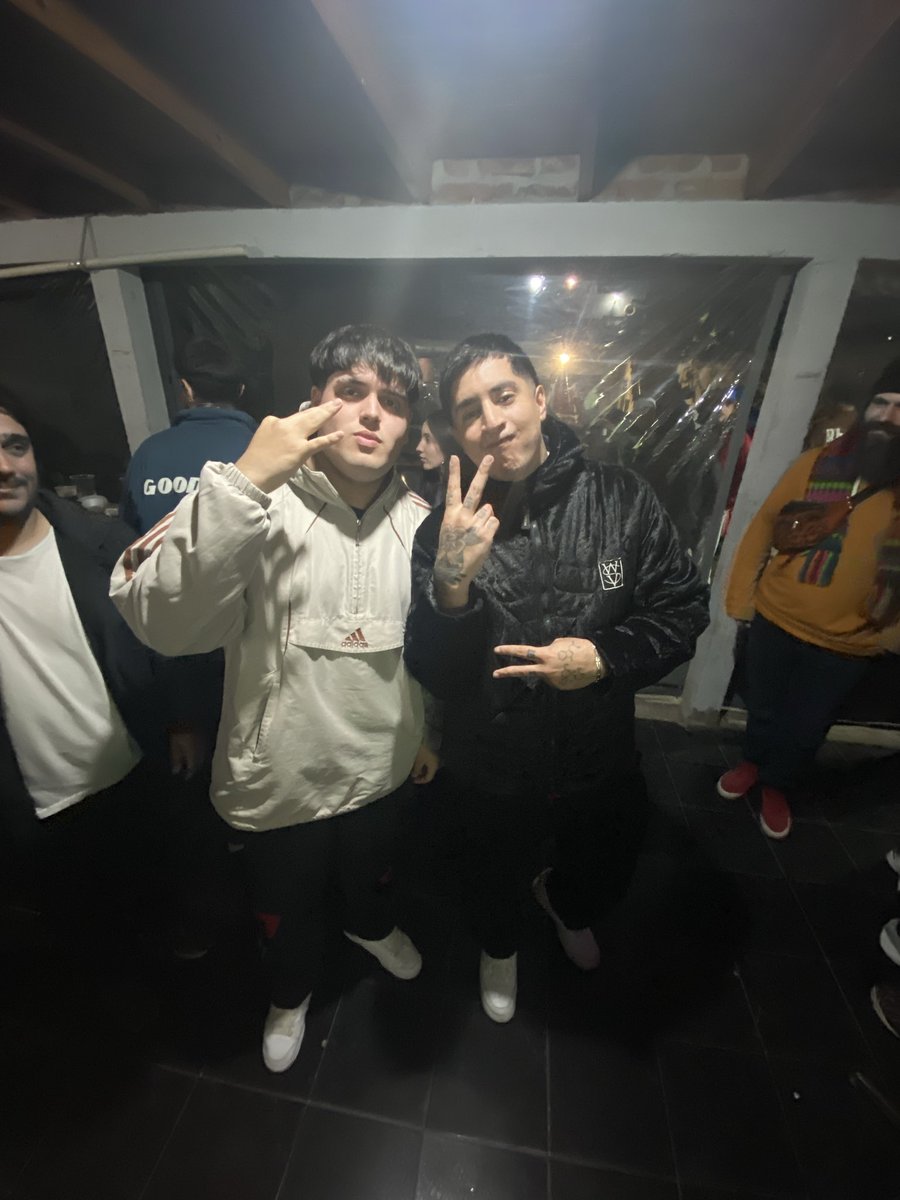 tekauno111's tweet photo. Hoy cumple años una gran persona para mi y quiero dedicarle unas palabras.
Mati querido,gracias por compartir tu sabiduria y experiencias conmigo. Como aquella vez q sin conocerme m llevaste a tu joma,o cuando me llevaste a mdp para telonearte.
Eternamente agradecido @illmatias https://t.co/mCXPSd4sBN
