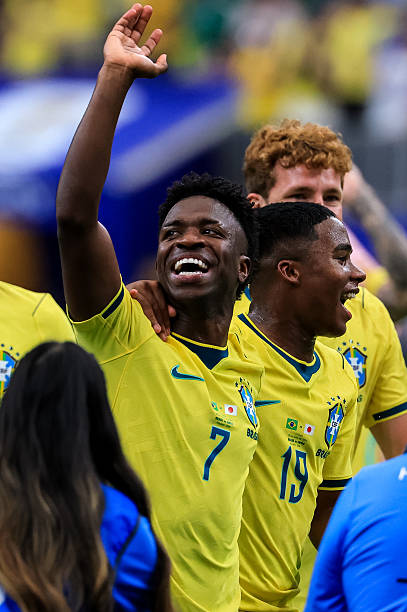 NJanfren's tweet photo. Reparem no Vini Jr.

Não fez gol hoje. Não deu assistência. Não participou de gols.

Mas isso não impede de SORRIR, VIBRAR e COMEMORAR pelos gols dos companheiros e pela classificação da Seleção Brasileira.

Tem muito jogador que é egoísta, marrento, que não comemora gol dos companheiros, mas com Vini Jr não tem isso.

Zero ego. Zero arrogância. Zero soberba.

O mais importante é o Brasil e o resultado. Ele quer ser campeão, e isso que importa.