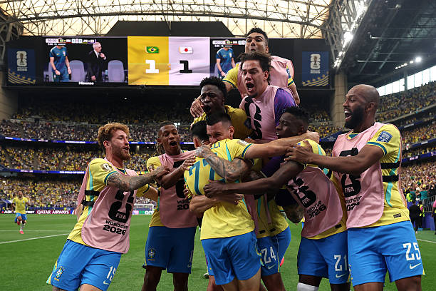 NJanfren's tweet photo. Reparem no Vini Jr.

Não fez gol hoje. Não deu assistência. Não participou de gols.

Mas isso não impede de SORRIR, VIBRAR e COMEMORAR pelos gols dos companheiros e pela classificação da Seleção Brasileira.

Tem muito jogador que é egoísta, marrento, que não comemora gol dos companheiros, mas com Vini Jr não tem isso.

Zero ego. Zero arrogância. Zero soberba.

O mais importante é o Brasil e o resultado. Ele quer ser campeão, e isso que importa.