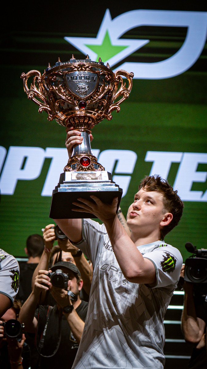 TheHelgy's tweet photo. Yesterday was fkn insane #GreenWall https://t.co/belA7oG4JU