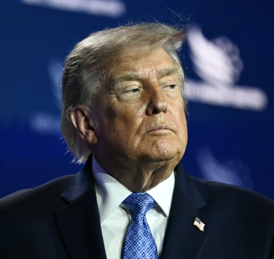 ImpactMediaFR's tweet photo. 🚨🇺🇸 ALERTE INFO !

La Cour suprême des États-Unis CONFIRME la CONDAMNATION de Donald Trump pour AGRESSION SEXUELLE sur l’écrivaine E. Jean Carroll.

Elle affirme que le président américain l’a VIOLÉE en 1996 dans une cabine d’essayage d’un magasin à Manhattan.

Trump avait nié les accusations en déclarant : "Cette femme n’est pas mon genre !" 🤮

👉 Il a également été condamné pour DIFFAMATION pour avoir nié les faits et attaqué publiquement E. Jean Carroll.

(Médias américains)