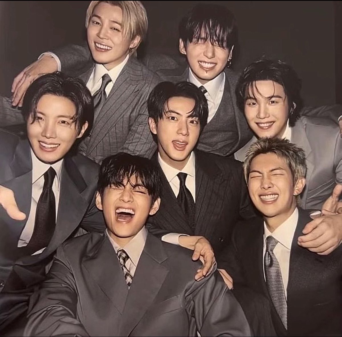 Echa_yaEcha's tweet photo. 📌Armydeul!!! BTS kembali mencatat sejarah baru, proud of you @BTS_twt 😭💜

Berdasarkan artikel Bilboard, dikabarkan bahwa BTS berhasil memecahkan rekor Boxscore The Rolling Stones yang sudah bertahan selama tujuh tahun sejak Agustus 2019. 

✨Menduduki puncak ‘Top Tours Bulanan’ melampaui rekor Boxscore The Rolling Stones.
✨Meraup $127,8 juta hanya dengan 12 Pertunjukan dan langsung menduduki rekor tertinggi pendapatan tur bulanan dan terbesar kelima dalam sejarah tangga lagu. 
✨Menjual 641K tiket hanya dengan 12 pertunjukan di periode 2-28 Mei 2026. 
✨BTS mencapai puncak grafik tour terlaris dan berhasil sebagai grup dengan pendapatan kotor terbesar bulan ini. Rekor BTS ini juga berhasil melampaui rekor Boxscore The Rolling Stones $95 juta dari Agustus 2019 sebesar 35%.

Bilboard juga melaporkan bahwa ini adalah bulan keempat BTS menduduki puncak #1 Top Tours, setelah sebelumnya memimpin di Mei 2019 dan April 2022, selain April tahun ini. BTS juga dilaporkan sejak World Tour Arirang dimulai, gross bulanan BTS meningkat sebesar 68% dari bulan April hingga Mei, sementara kehadiran melonjak sebesar 54%.

BTS PAVED THE WAY 
#BTS_ARİRANG 
#BTS_WORLDTOUR_ARIRANG