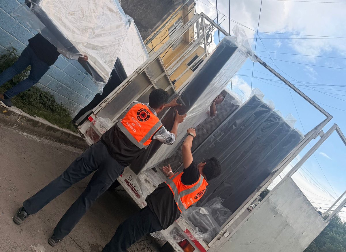 pepechedrauimx's tweet photo. Tal como lo acordamos por la mañana durante mi visita a las zonas afectadas por la lluvia, ya comenzó a llegar la ayuda directa a las familias que más lo necesitan.

Cuentan conmigo y con todo el Gobierno de la Ciudad, ante esta difícil situación. No están solos. https://t.co/nLjY85yLSt