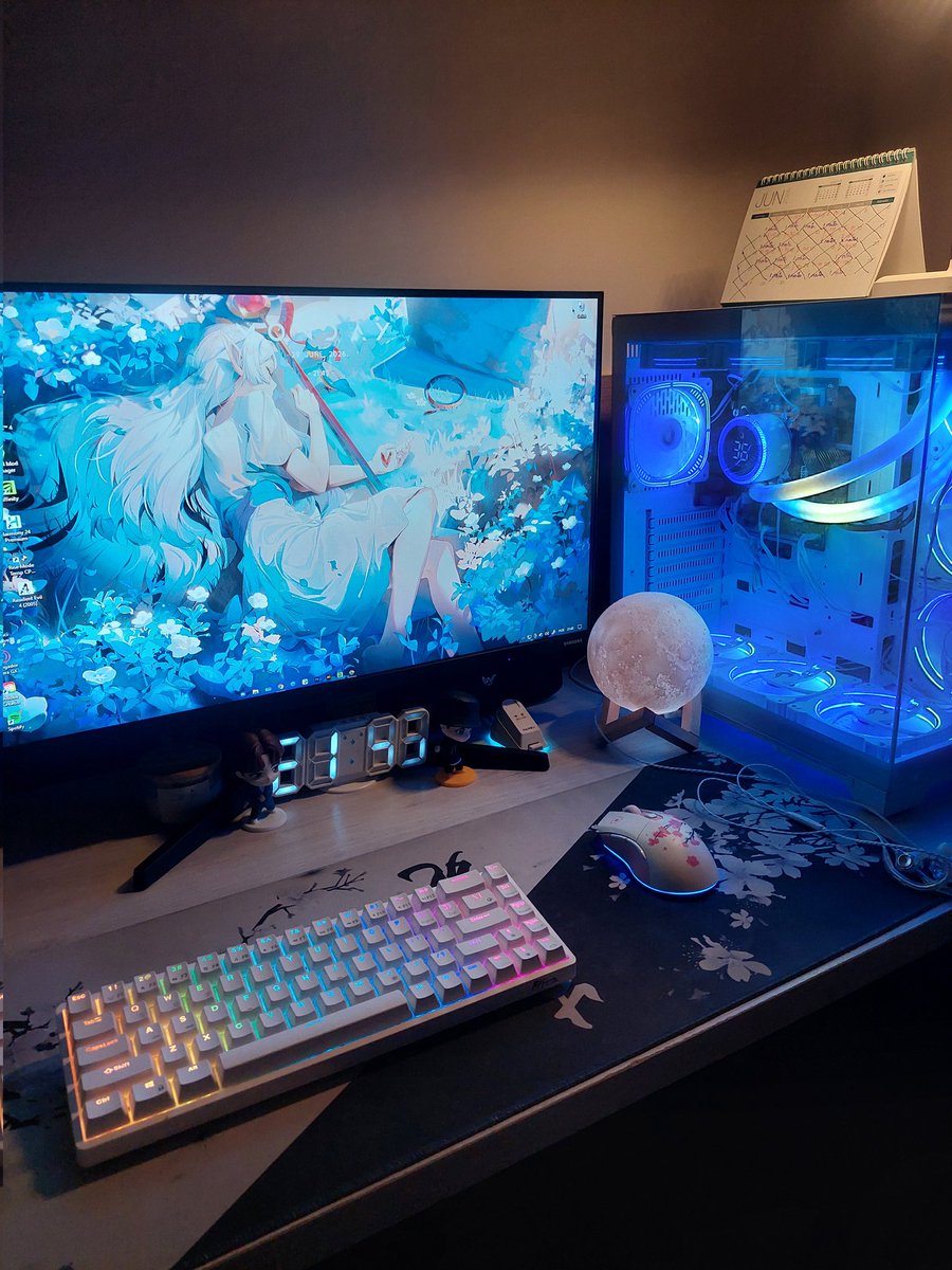 Mimistytech's tweet photo. indo estudar da melhor forma 💻😼💗
#desksetup https://t.co/kQStCturDD