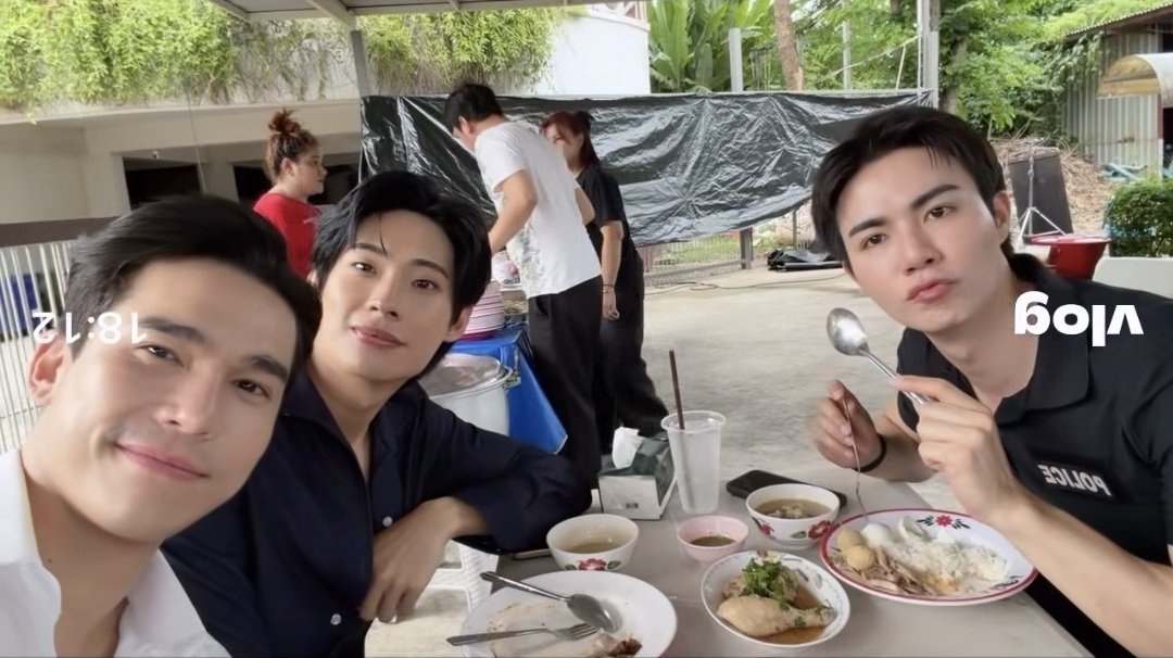 callmezuzin's tweet photo. อ่อ เมื่อวานพี่ซีออกกองหอตัวดีเหรอ https://t.co/oFGbENVt9O