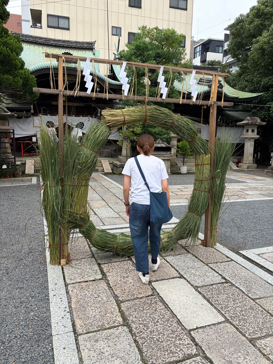 goroo's tweet photo. 梛神社で茅の輪くぐり。
水無月をスタッフと食べて夏を元気に乗り切ろう。 https://t.co/Qp98eUPnie