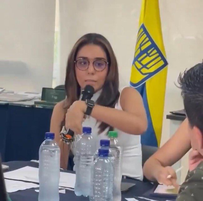 PretendedShock's tweet photo. @luchovoltios Y de nadar tanto, la mano me quedó así🤣 https://t.co/CxO0Iorysx