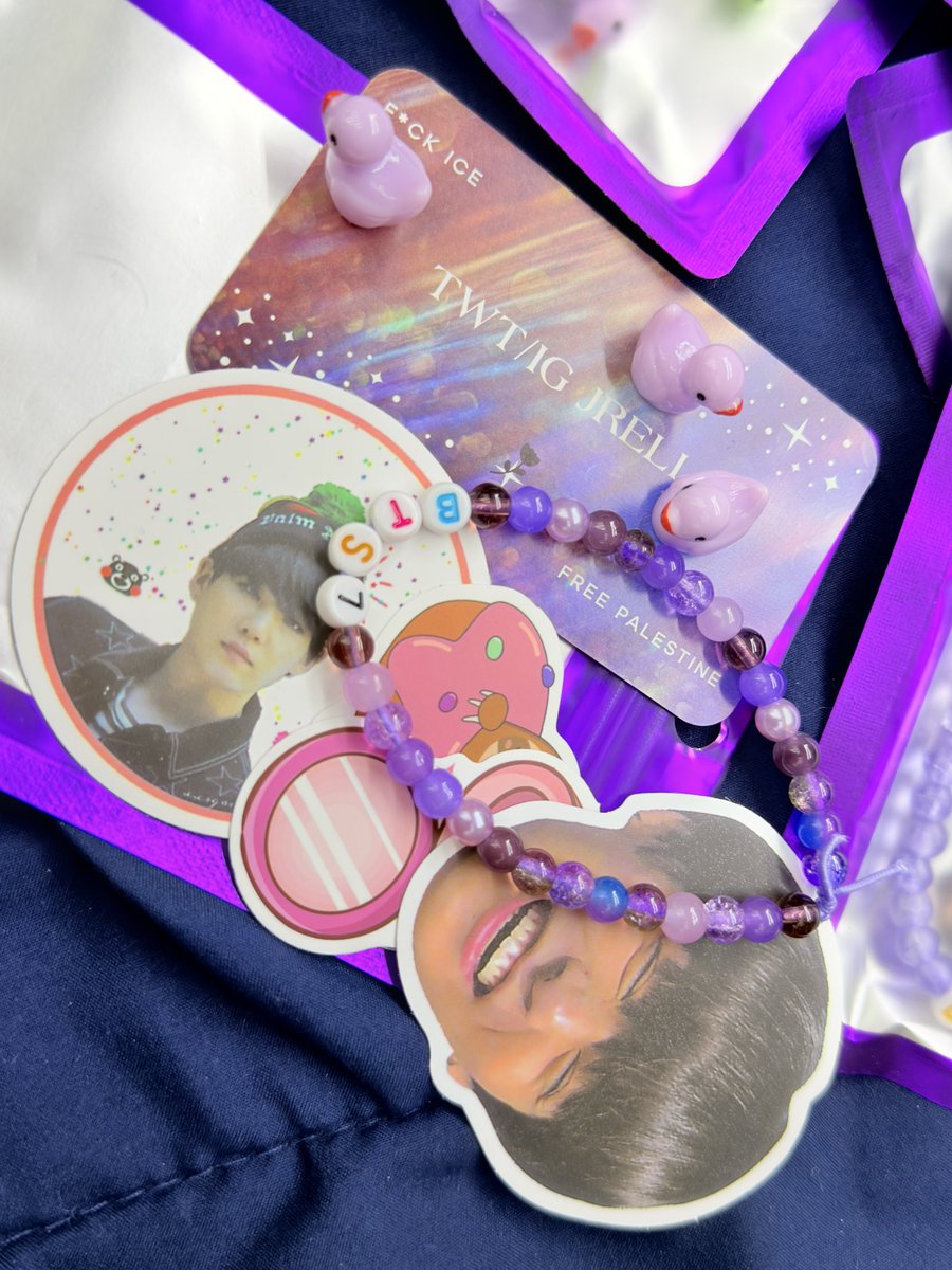 JrEli_'s tweet photo. Hi everyone,
Just wanted to post that I’ll be giving away freebies at the @BTS_twt shows in Chicago on August 27th and 28th.
Day 1 Freebies will be handmade bracelet with stickers
Day 2 Freebies will be FIFA 7pc Set
#BTSfreebies #BTSinChicago
#BTS_ARİRANG #Arirang_Chicago https://t.co/1KLrEwvSWa