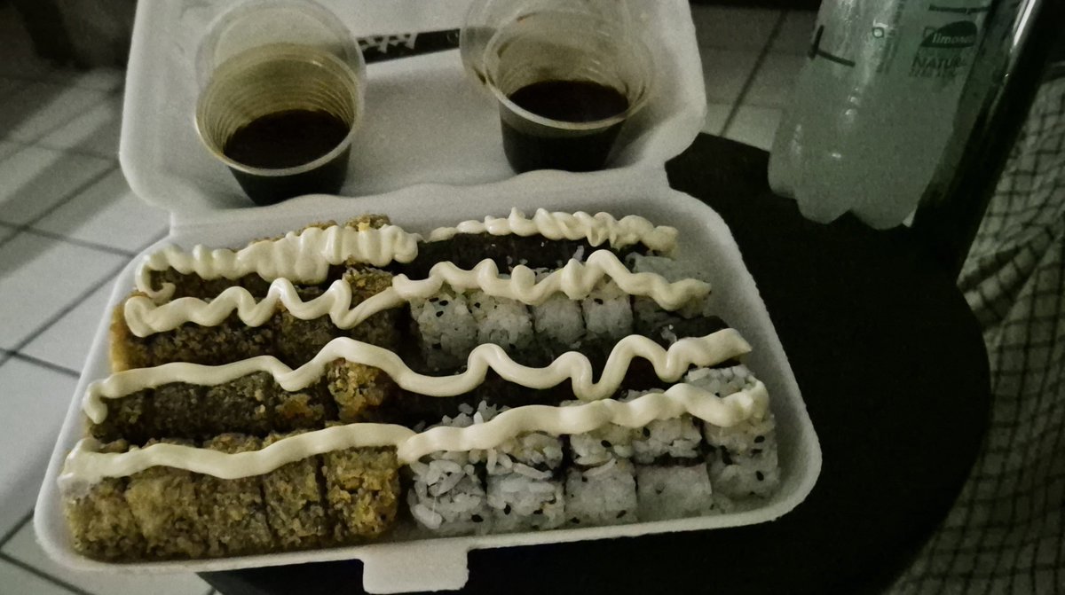 onlykaryne's tweet photo. Não sei na cidade de vcs mas na minha ilha todos os restaurantes de comida japonesa estão lotados! Eu pedi pra entregar https://t.co/wKIYnouOM2