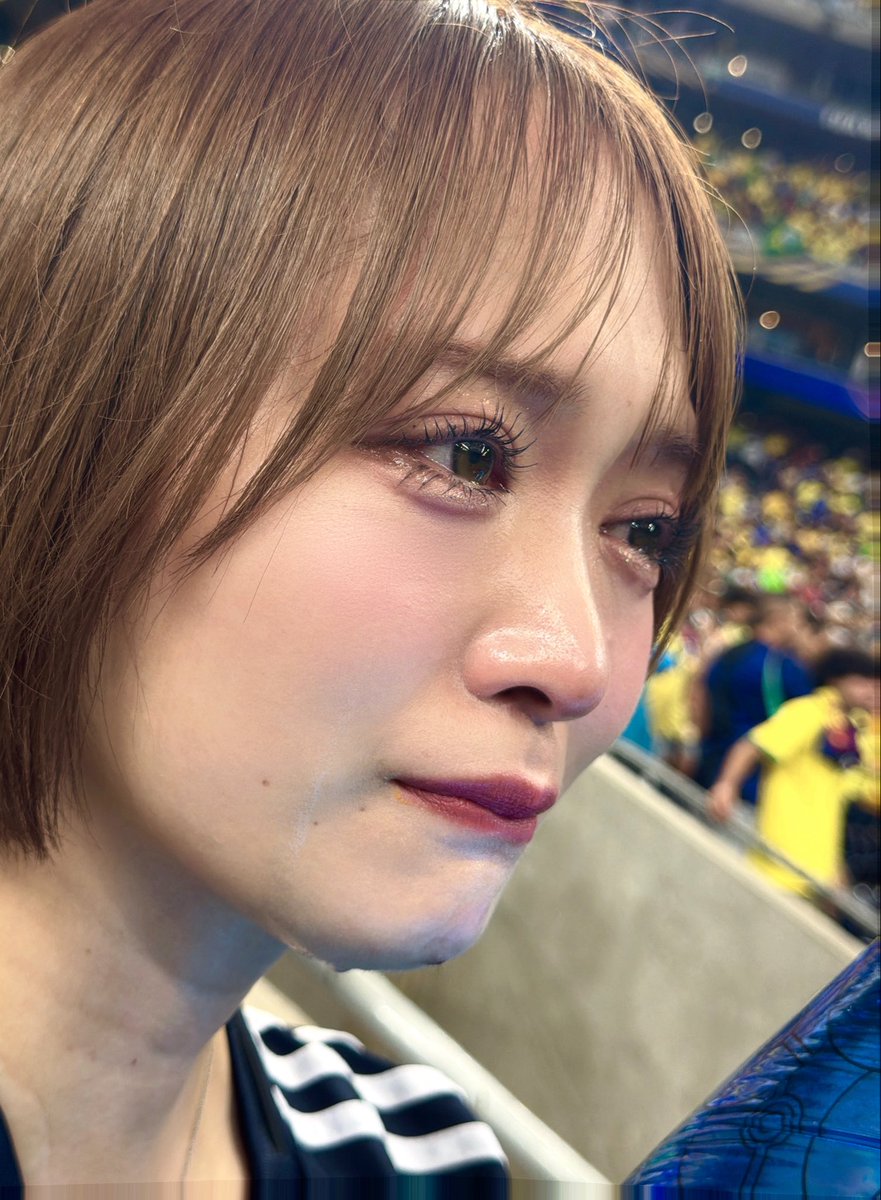run_run_666's tweet photo. 皆さんブラジル戦お疲れ様でした。

終了のホイッスルが鳴ってから、泣き崩れる田中碧選手。
それに気付いて抱き寄せるネイマール選手。
そして、最後まで応援していたサポーターに感謝する森保監督。

試合が終わってからこんなにも感情が揺さぶられ、涙が溢れてくるとは自分でも思いませんでした。

全員が全力で戦っていた。
お互いの国に対するリスペクトと、この試合に費やした何年もの想いが乗った試合でした。

そして全国で私の情けない顔が流れてます…ほんとすいません…堪えられませんでした…

私は選手の皆さんに心から感謝します。
ありがとう。

#ブラジル戦　#ワールドカップ　#w杯
