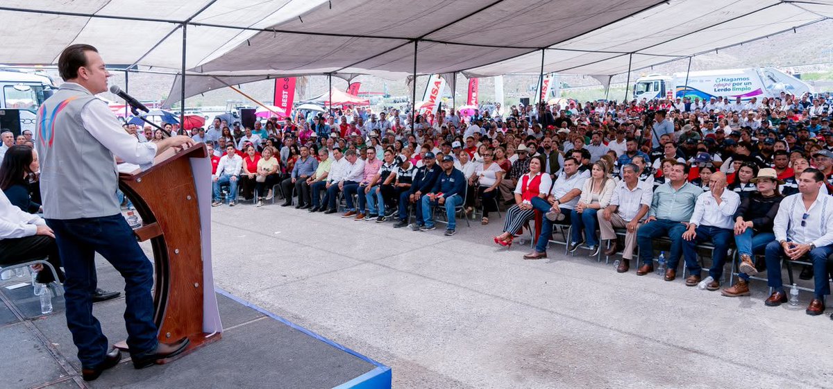 EVillegasV's tweet photo. La entrega de 10 nuevos camiones recolectores de basura beneficiará a más de 160 colonias de Lerdo. 🚛♻️

Ahora, vecinas y vecinos contarán con un mejor servicio de recolección, y las y los trabajadores de Servicios Públicos tendrán unidades más seguras y eficientes para realizar su labor.

Ellos mismos nos platicaron que los camiones anteriores ya estaban muy desgastados, incluso parecía que algunos ya eran yonques. Por eso atendimos esa necesidad y hoy estas nuevas unidades ya son una realidad.