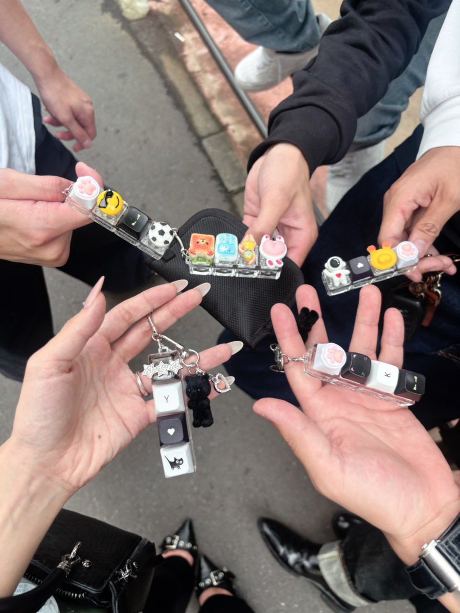 gorilla_cmp's tweet photo. みんなとキーホルダー作ったりくまとディズニー行ったりとても楽しい休日でしたが、1日休んだだけで信じられないくらい仕事が溜まりました。 https://t.co/E7ve7Tg90j