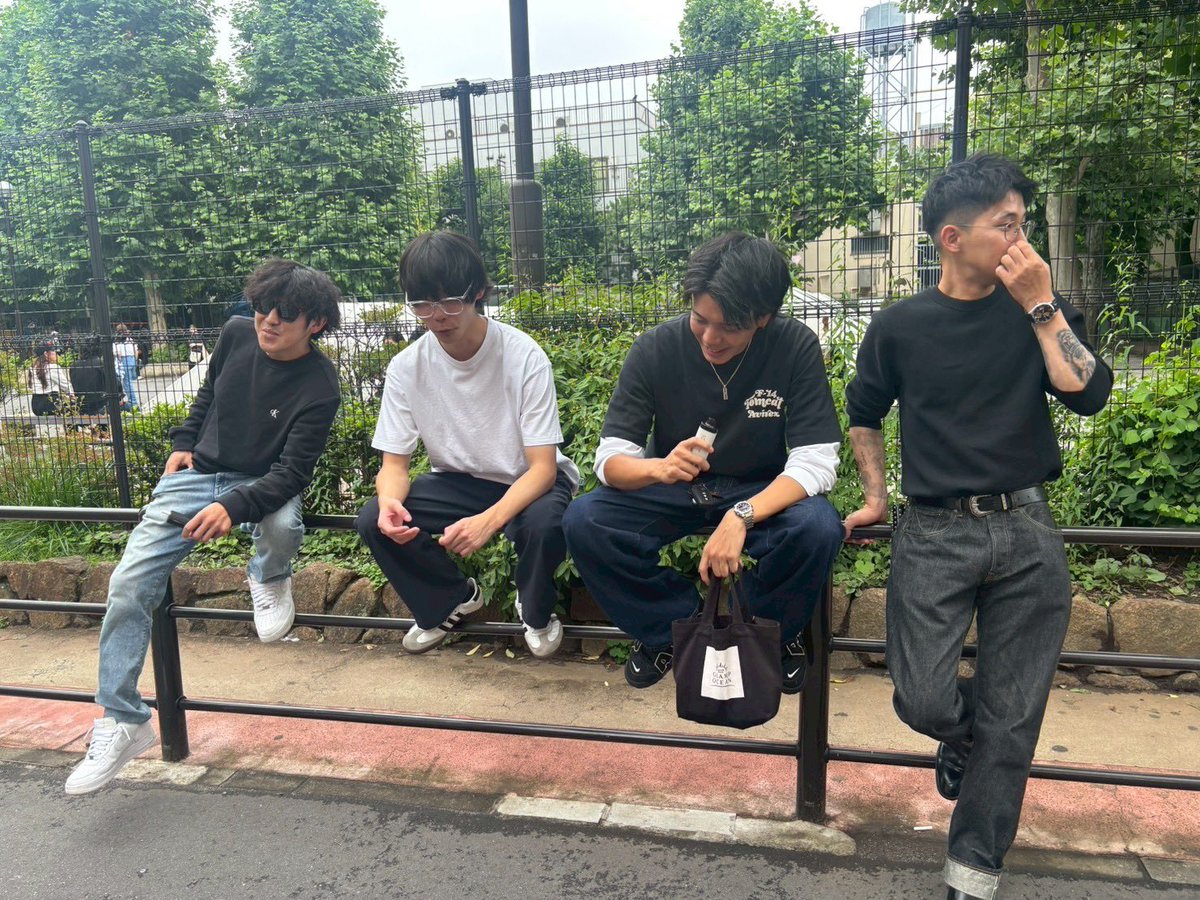 gorilla_cmp's tweet photo. みんなとキーホルダー作ったりくまとディズニー行ったりとても楽しい休日でしたが、1日休んだだけで信じられないくらい仕事が溜まりました。 https://t.co/E7ve7Tg90j