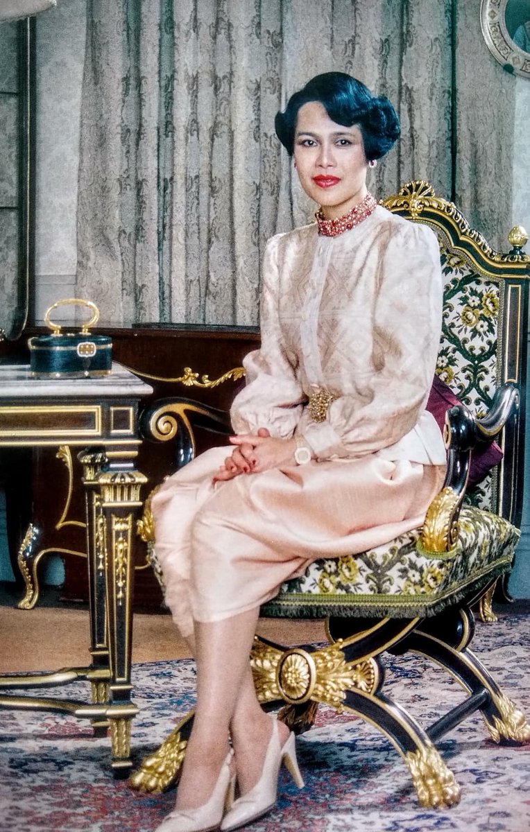 Little_n88's tweet photo. Her Majesty Queen Sirikit The Queen Mother elegantly wears a 'Modified Thai Traditional Dress,' beautifully blending Thai identity with contemporary Western style (1985).👸🇹🇭
#QueenSirikit #ThaiRoyalDress  #Thaidress #ThaiCulture #Thainationalcostume #UNESCO 
#RespectHistory https://t.co/iGK4kUw0zy