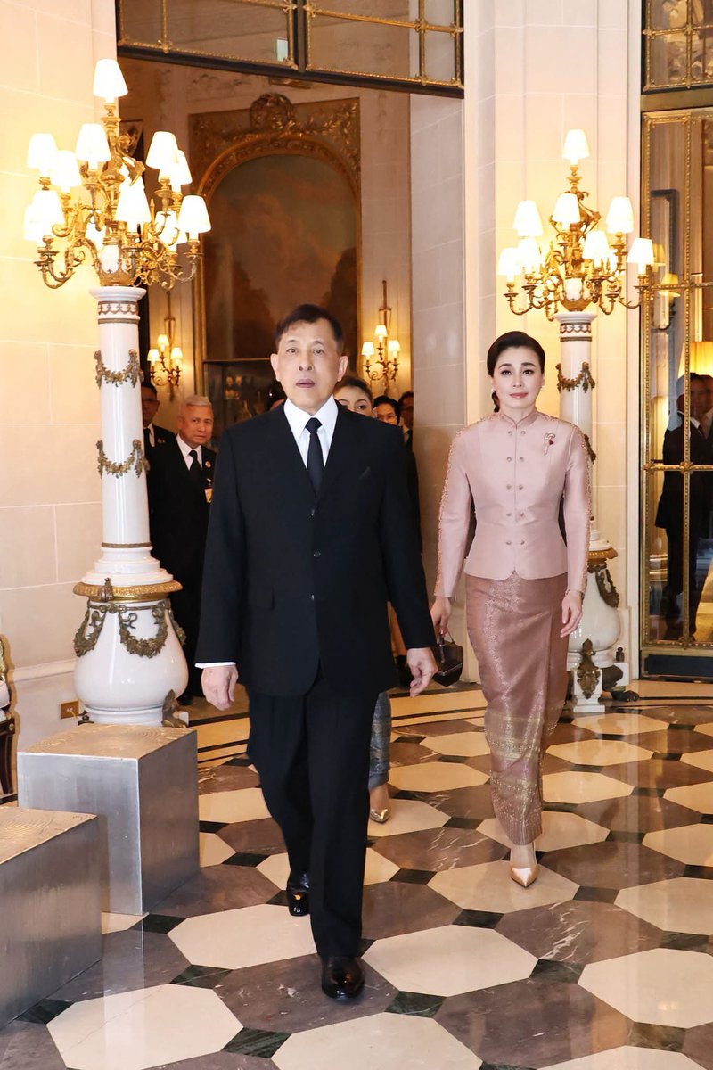HappyAllyDay's tweet photo. ฉลองพระองค์ผ้าไหมไทยสีอ่อนละมุนของสมเด็จพระนางเจ้าฯ พระบรมราชินี งดงามสมกับการรอคอย 

ทรงสืบสาน รักษา ต่อยอด พระราชปณิธานของสมเด็จพระพันปีหลวงเรื่องมรดกวัฒธรรมได้อย่างไม่ขาดตกบกพร่อง เห็นแล้วชื่นใจมาก

งามสมบรมราชินี 💛💜✨️ https://t.co/x4JkBrMGDF