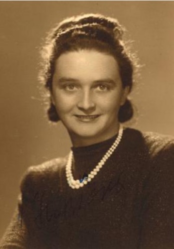 AuschwitzMuseum's tweet photo. 30 June 1915 | A Czech Jewish woman, Anna Hekšová, was born in Rožďalovice. 

She was deported to #Auschwitz from #Theresienstadt Ghetto on 26 October 1942. She did not survive. https://t.co/Y9B6S5mCyG