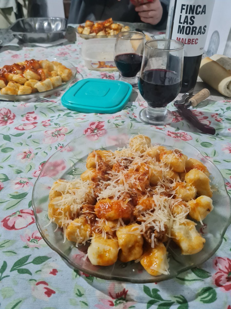 eduvasco84's tweet photo. No las quiero enamorar, peeerooo... hoy me puse la 10 y como todos los 29, hice ñoquis e invité a cenar a mi mamá y mi hno!!!

Sacala del ángulo Masterchef!!! 🍷😎 https://t.co/yBPQXoywqh