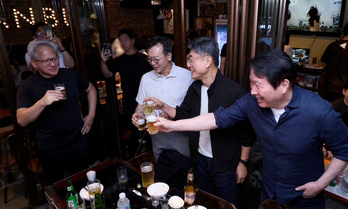 kazu_fujisawa's tweet photo. 革ジャンは自ら韓国行っていっしょにビール飲んで、なんとしてもメモリ調達しようとがんばってたのに、リンゴは政治家使って、中国のメモリ製造を強化するぞ、と脅して買い叩こうとする。革ジャンは、やっぱり分かってるんだわ。 https://t.co/Sga8tSdBj2