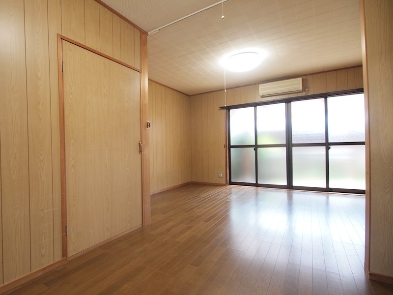 flatagency's tweet photo. 【#京都のお部屋探し】
西陣の路地（千本鞍馬口辺り）にある
改装済みの一軒家。
ご家族暮らしはもちろん、一人暮らしにも◎
屋根付の庭があり、家庭菜園できますよ♪
縁側でのんびりするのも良し👍🌿
ペット飼育も相談可能です🐈

詳細↓
https://t.co/sG4FtTX5B8
#京都賃貸 #京都移住 https://t.co/LVBrDpmYmP