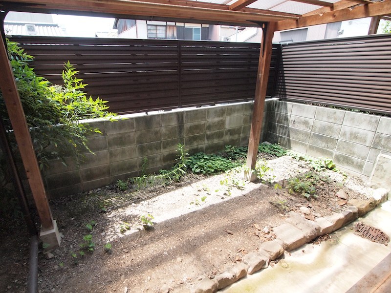flatagency's tweet photo. 【#京都のお部屋探し】
西陣の路地（千本鞍馬口辺り）にある
改装済みの一軒家。
ご家族暮らしはもちろん、一人暮らしにも◎
屋根付の庭があり、家庭菜園できますよ♪
縁側でのんびりするのも良し👍🌿
ペット飼育も相談可能です🐈

詳細↓
https://t.co/sG4FtTX5B8
#京都賃貸 #京都移住 https://t.co/LVBrDpmYmP