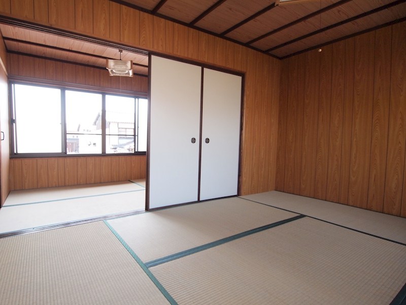 flatagency's tweet photo. 【#京都のお部屋探し】
西陣の路地（千本鞍馬口辺り）にある
改装済みの一軒家。
ご家族暮らしはもちろん、一人暮らしにも◎
屋根付の庭があり、家庭菜園できますよ♪
縁側でのんびりするのも良し👍🌿
ペット飼育も相談可能です🐈

詳細↓
https://t.co/sG4FtTX5B8
#京都賃貸 #京都移住 https://t.co/LVBrDpmYmP
